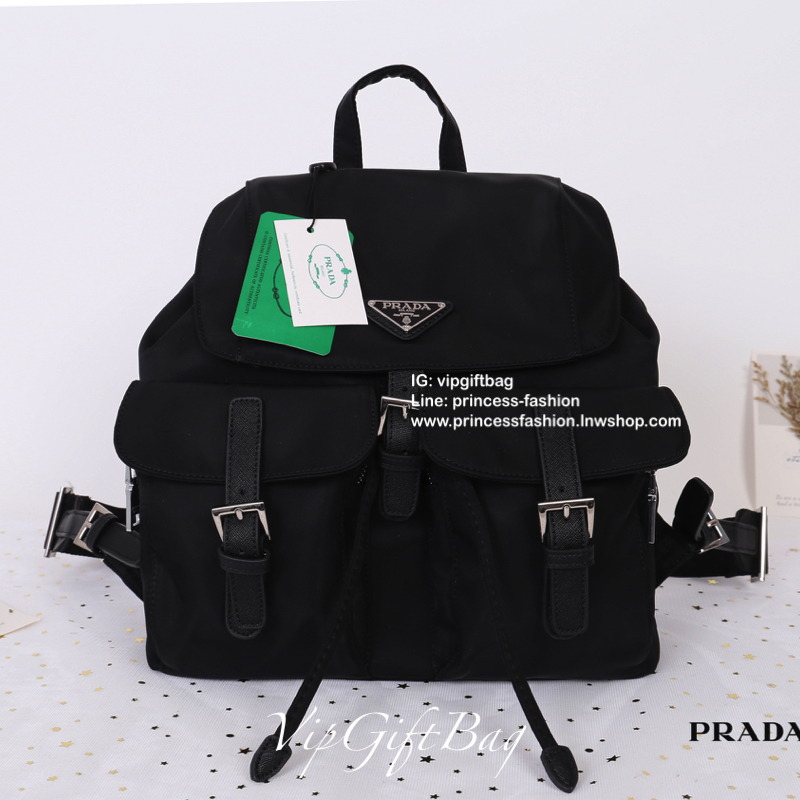 PRADA premium gift Nylon Backpack With Pocket วัสดุผ้าไนล่อนกันน้ำเนื้อหนาอย่างดี ใบนี้ ดีไซต์สวยเก๋ งานดีมากๆ อะไหล่แบรนด์ทุกจุด ใบนี้เก๋ตรงที่ เป็นเป้แบบหูรูด ทรงสวยน่ารัก แถมยังมีเปิดปิดด้วยกระดุมแม่เหล็กและแต่งด้วยเข็มขัดปรับได้ด้วย ด้านหน้ามีกระเป๋าอ