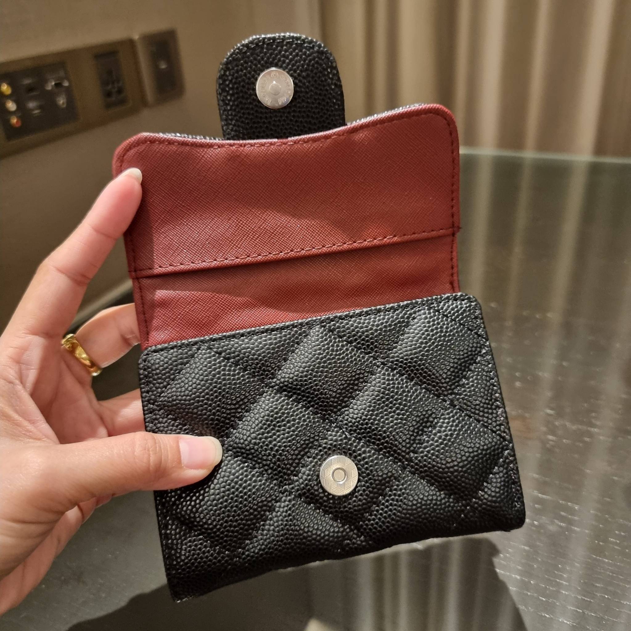 VIP 】มาแล้วจ้า!! รุ่นแนะนำ!! ฮิตติดใจสาวๆ!! กระเป๋าสตางค์ใบสั้นรุ่นฝาพับ จาก Chanel premium for gift เรียบหรู ดูไฮน์ วัสดุหนังสังเคราะห์ลายคาร์เวีย ด้านในเป็นหนังซาฟเฟียโน่ เปิด-ปิดด้วยกระดุมแม่เหล็ก ภายในกระเป๋ามีช่องใส่บัตร ใส่ธนบัตรได้ ดีไซน์เรียบหรูตา