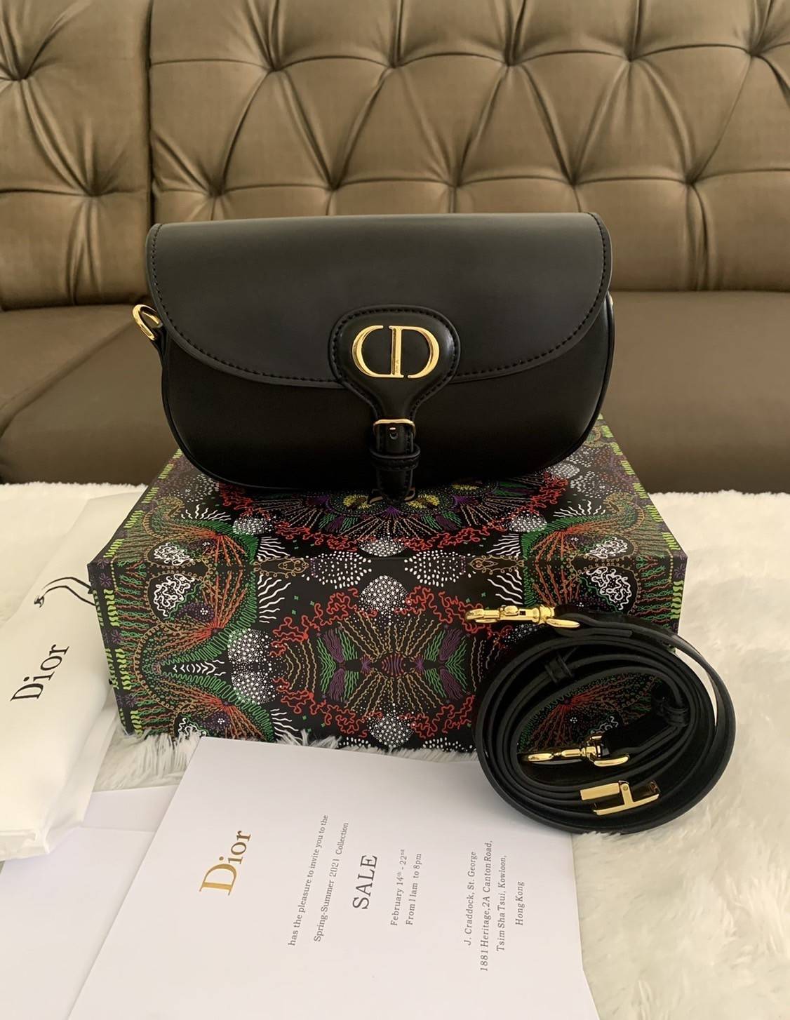 DIOR BOBBY EAST-WEST BAG (GWP) พรีเมี่ยมกิ้ฟ Limited Edition กระเป๋าสะพายขนาดกระทัดรัด น่ารักมากมาย วัสดุหนังแท้ (Calfskin) อะไหล่ทอง ตกแต่งด้านหน้ากระเป๋าแบบหัวเข็มขัด ประดับโลโก้ CD ด้านหลังสกรีนตัวอักษร "30 MONTAIGNE" มีช่องสำหรับเก็บของหนึ่ง