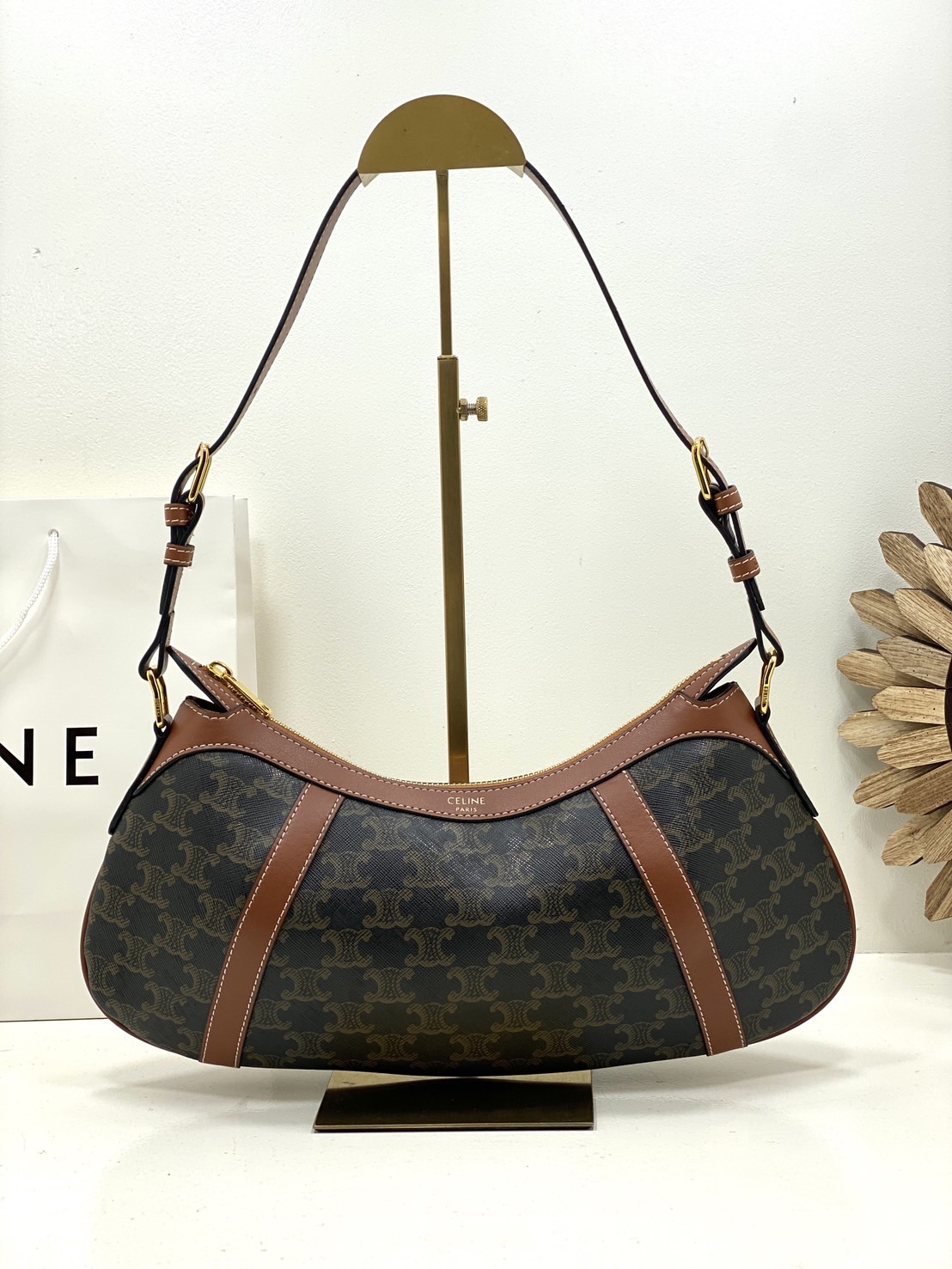 CELINE STRIPED HOBO in TRIOMPHE กระเป๋าสะพายทรงโฮโบ รูปทรงสวยคลาสสิค ใหม่ล่าสุดก่อนใคร ใช้งานได้ง่าย ทุกลุค ทุกสไตล์ งานแคนวาสแท้พิมพ์ลายคมชัด สะพายไหล่แล้วดูหรูหรา