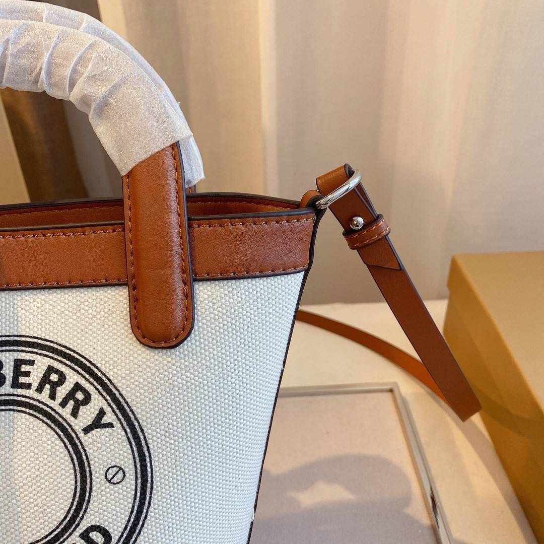 พรีเมี่ยมกิ๊ฟแท้ 100% 】BURBERRY MINI CANVAS CROSSBODY BAG *งานหรูมาก 👑👑 สินค้าพรีเมียมกิ้ฟท์เคาเตอร์น้ำหอมต่างประเทศ กระเป๋าทรง CROSSBODY ใบขนาดกำลังดี *ผ้าแคนวาสคาดหนังวัวแท้ อะไหล่ทอง