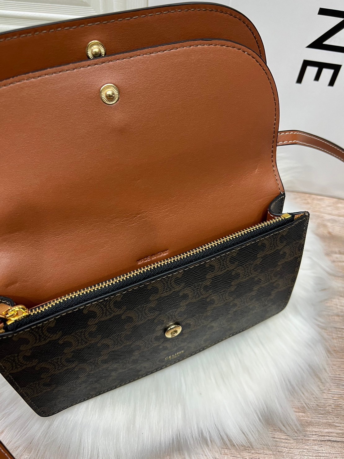 CELINE WALLET ON STRAP / CELINE TRIOMPHE CLUTCH กระเป๋าสะพายข้างใบเล็กสวยคลาสสิค สวยตะโกน งานเป๊ะปัง มีสายสะพายหนังสีน้ำตาล ถอดสายออกเพื่อเป็นกระเป๋าถือทรงคลัชท์เปลี่ยนลุคช์ ลวดลายtriomphe ความเป็นแบรนด์ CELINE ได้อย่างชัดเจน ให้ความรู้สึกที่ดูวินเทจ ที่ส