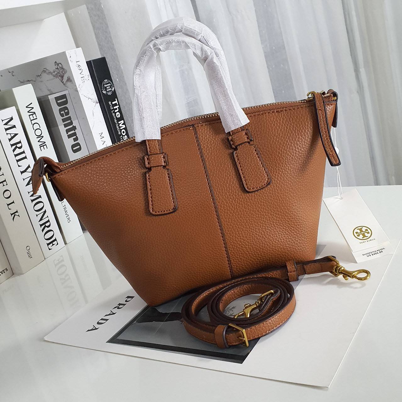 Tory Burch Mcgraw Mini Top Zip Satchel กระเป๋าสะพายทรงสวย ใบขนาดเล็กกำลังดี หนังสวยมาก ปักโลโก้แบรนด์ด้านหน้า เปิดปิดด้วยซิปยาวอะไหล่ทอง บุผ้าไนลอนปั้มลายแบรนด์ด้านใน พร้อมช่องใส่ของ1ช่อง สามารถใส่กระเป๋าสตางค์ใบยาว มือถือ iphone เงิน ของจุกจิกได้ มาพร้อม