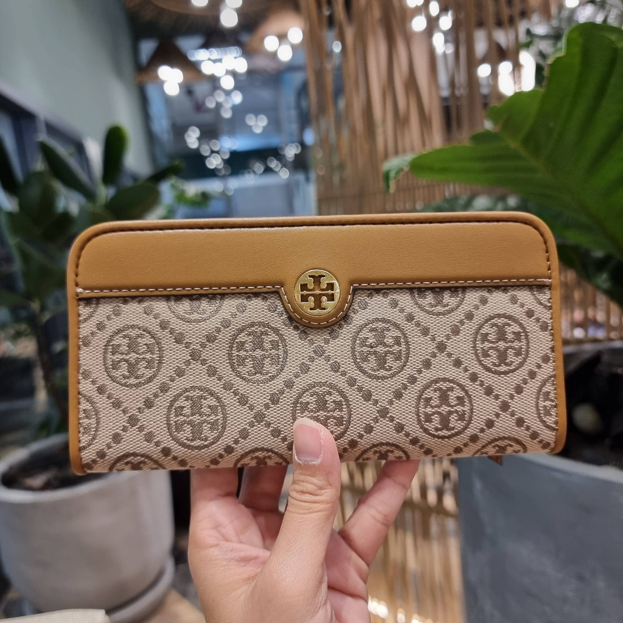 TORY BURCH T MONOGRAM JACQUARD SLIM WALLET ของดีมีให้ที่นี่แบบจัดเต็ม กระเป๋าสตางค์ใบยาว รุ่นสลิม สวยหรู ขนาดกำลังเหมาะมือ ถือแล้วขับผิว วัสดุผ้า jacquard ตัดสลับหนังแท้ ภายในสวยคมม้าก!! มีช่องใส่บัตรได้แบบเน้นๆ และช่องใส่ธนบัตรได้ ด้านหลังมีช่องซิปอีกหนึ