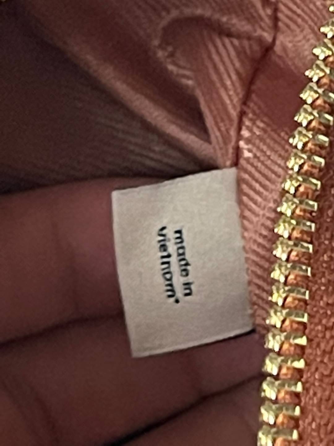 Coach Perry Tote Classic Bag F57568 รุ่นใหม่ล่าสุด กระเป๋ารูปทรงสี่เหลี่ยมสุดคลาสสิก เป็นกระเป๋าอเนกประสงค์ที่สามารถใช้ได้แทบทุกโอกาส ไม่ว่าจะไปเรียน, ไปทำงาน, ไปเที่ยว หรือแม้แต่ไปชอปปิง ด้วยขนาดที่กำลังดี ไม่ใหญ่เทอะทะ แต่ก็ไม่เล็กจนเกินไป มาพร้อมหูหิ้ว