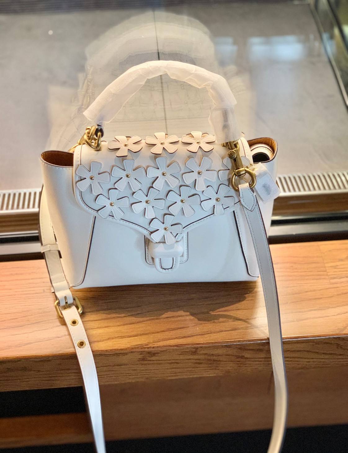 COACH COURIER CARRYALL 23 IN COLORBLOCK SIGNATURE CANVAS พร้อมส่ง 7 แบบ พร้อมส่ง ลุคดูไฮสุดๆค่ะ! กระเป๋าสะพายหนังหรูหราและคลาสสิค หนังแท้ชั้นดีที่สุด น้ำหนักเบา หนังสวยมากก สัมผัสแล้วหลงรักแน่นอนจ้าา😘