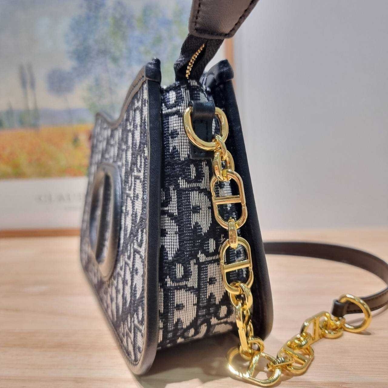 CD SIGNATURE HOBO MINI BAG กระเป๋าสะพายซิกเนเจอร์ โดดเด่นด้วยโลโก้เอกลักษณ์