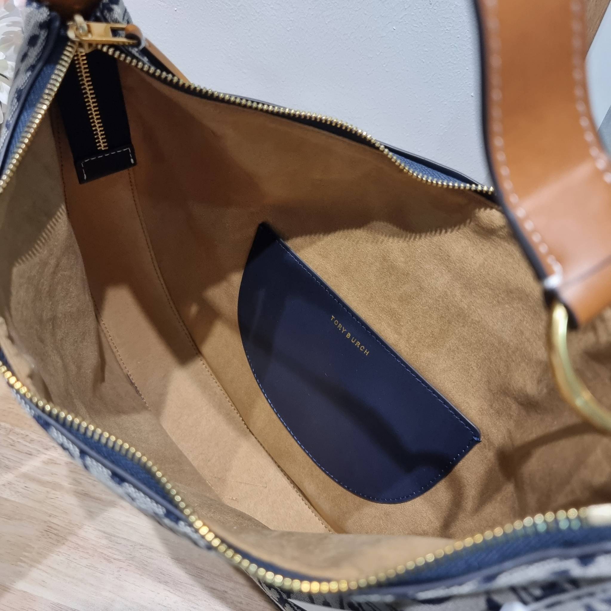 ใบใหญ่ 35cm Tory Burch T Monogram Medium Crescent Bag / TORY BURCH T MONOGRAM JACQUARD CRESCENT BAG ไซส์ใหญ่กับไอเท็มสุดร้อนแรง เซเลปรีวิวเยอะมาก!! สาวๆตามหากันไปอีก กระเป๋าทรง half moon ที่ดีไซน์บนผ้า jacquard ลวดลายซิกเนเจอร์ เรียบหรู ผู้ดีมากแม่!