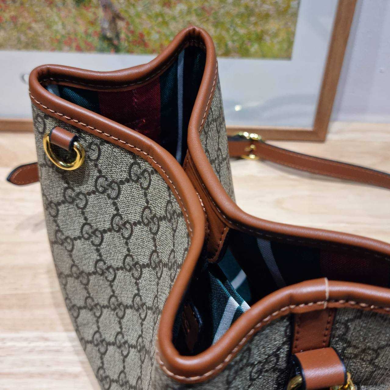 GUCCI GG Emblem mini bucket bag ดีไซน์คลาสสิคคงความเอกลักษณ์ กับรูปแบบใหม่กระเป๋าถือ/สะพายทรงบัคเก็ต ขนาดกำลังน่าใช้มากๆ