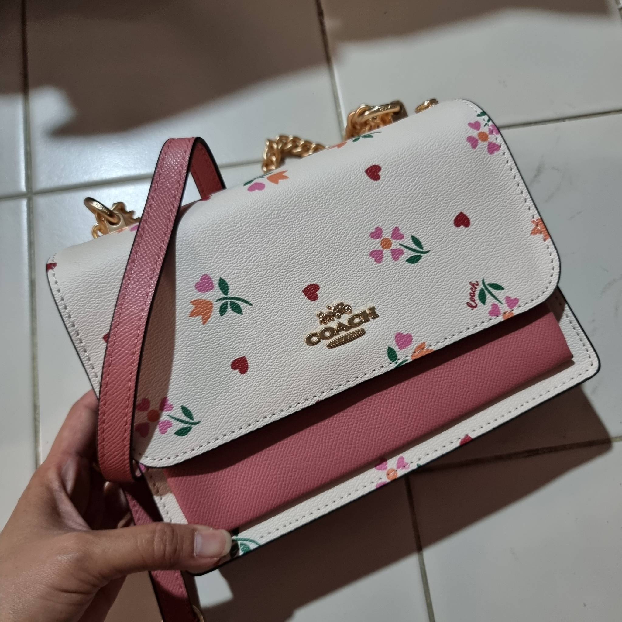 COACH C7596 KLARE CROSSBODY WITH HEART PETAL PRINT หนึ่งคอลเลคชั่นที่ฮิตไม่หยุดยั้ง!! ขายดิบขายดีทุกดีไซน์ รอบนี้มาตอบโจทย์สายหวาน ใหม่ล่าสุด น้องน่ารักม้ากกกก!! กับกระเป๋าสะพายข้าง โทนสีละมุนลูกคุณ!! คือดี!! เพิ่มลูกเล่นช่อดอกไม้หัวใจ ให้มีสีสัน สายสะพาย