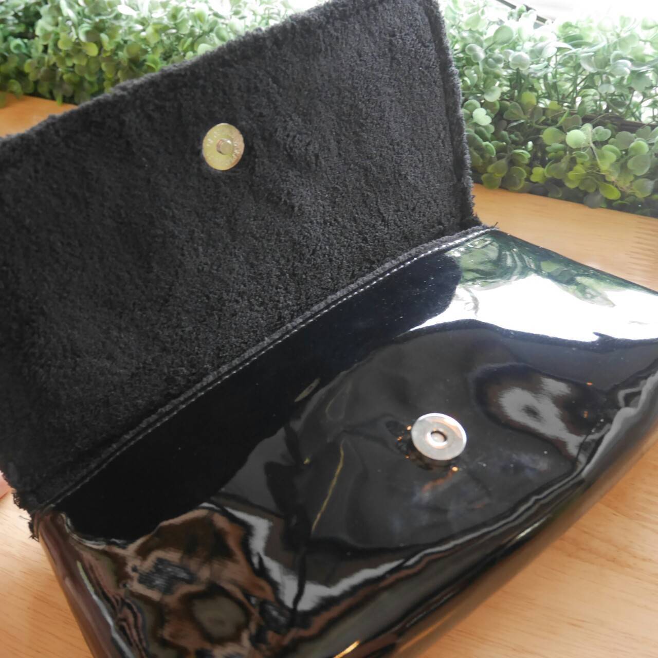 Chanel shoulder & cloth bag กระเป๋าสะพายทรง cluth ขนาดกำลังน่ารัก วัสดุหนังแก้ว เปิดปิดด้วยกระดุมแม่เหล็ก ภายในโล่งบุเฟอขนนุ่ม ใส่กระเป๋าสตางค์ยาวได้ มาพร้อมสายสะพายโซ่ หรือจะเก็บสายถือเป็น cluth ออกงานก็ดูดี มากับราคาสุดคุ้มค่ะ