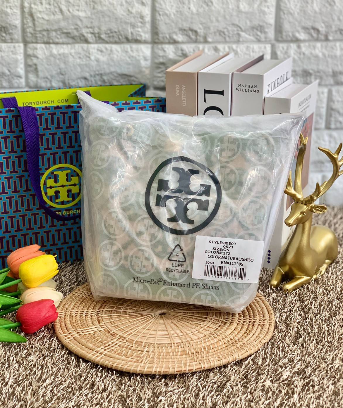 TORY BURCH T MONOGRAM STRAW BUCKET BAG NATURAL/SHISO 🌿สวยงามสะดุดตามากๆค่ะ จัดหนักกันไปเลยจ้า กับรุ่นที่สาวๆรอคอย พร้อมเสิร์ฟความสวยให้ถึงบ้านแล้วน้า กระเป๋าบัคเก็ตทรงยอดนิยม ดีไซน์ใหม่ล่าสุด ยูนีคไม่เหมือนใคร ลายสานเต็มใบพร้อมปักโลโก้เอกลักษณ์สีเ