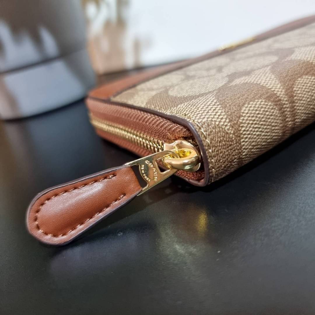 COACH F76873 ACCORDION ZIP WALLET IN SIGNATURE CANVAS Best seller กระเป๋าสตางค์รุ่นคลาสสิค ซิกเนเจอร์ของแบรนด์ ที่ขายดีตลอดกาล วัสดุหนังแคนวาสเคลือบสลับหนังแท้ เปิด-ปิดด้วยซิปรอบ รูดใช้งานง่าย ใส่บัตรได้ มีช่องซิปใส่เหรียญ ใส่มือถือได้ พกใบนี้ใบเดียวเอาอย