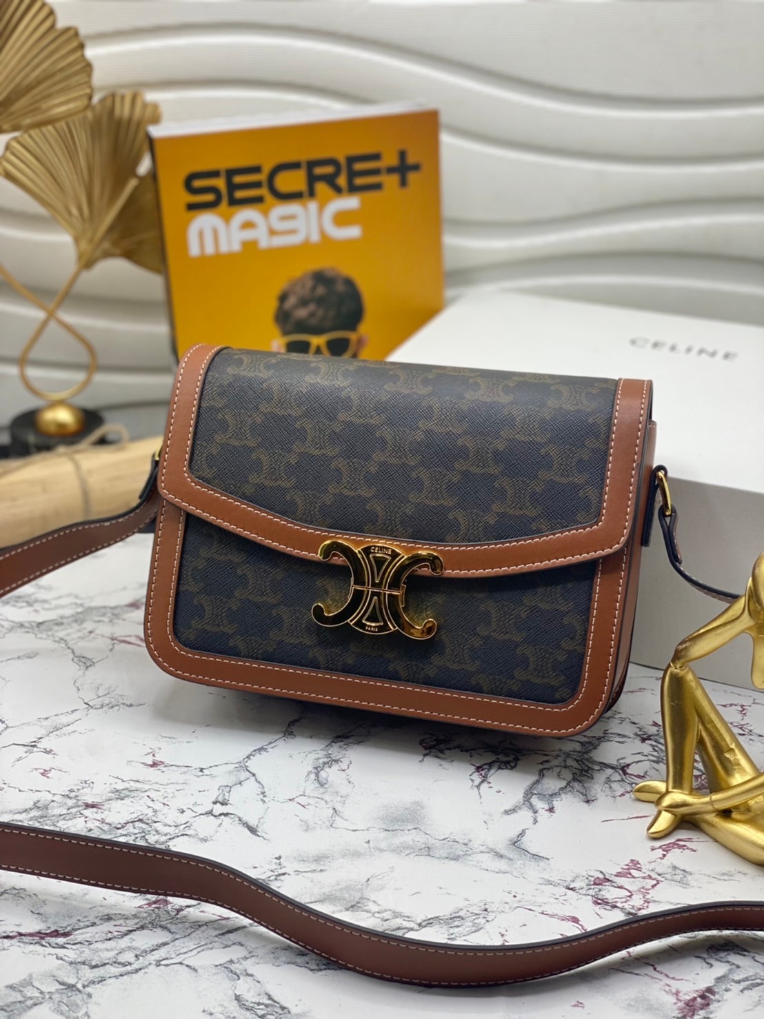 หนังแท้ CELINE MEDIUM TRIOMPHE BAG IN TRIOMPHE CANVAS AND CALFSKIN / CELINE TEEN สาวๆที่กำลังมองหากระเป๋าน่ารักเอาไว้ใช้ในวันสบาย ๆ แต่ไม่รู้เลือกกระเป๋า Celine รุ่นไหนดี แนะนำรุ่นนี้เลยคะ เป็นกระเป๋าสะพายข้างขนาดกำลังดี สวยแบบคลาสสิก หรูหราด้วยแคนวาสเคลื