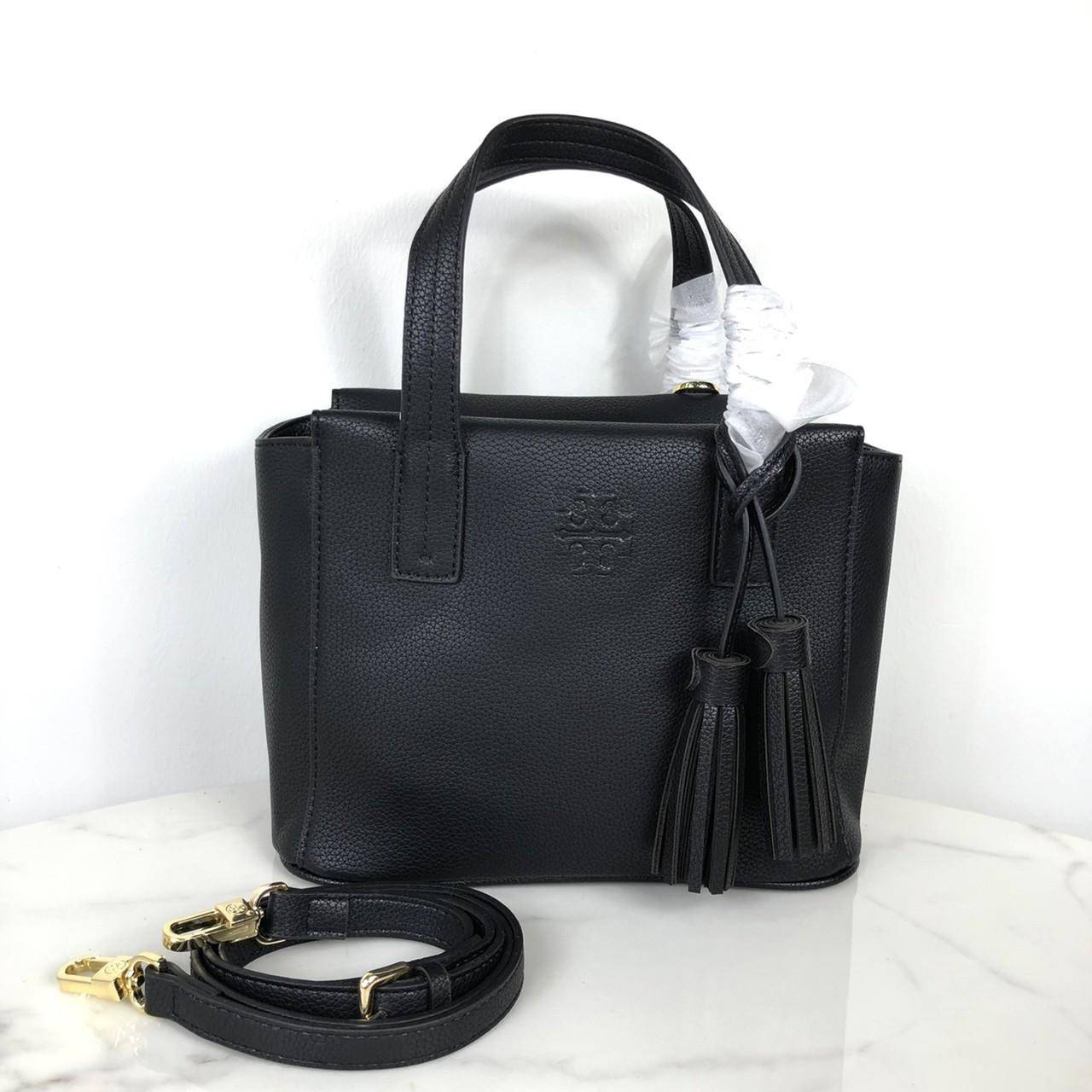 TORY BURCH Handbag / TORY BURCH shoulder bag พร้อมส่งที่ไทย กระเป๋าถือ หรือสะพาย TORY BURCH เปิด - ปิดกระเป๋าด้วยซิป ด้านในมีช่องซิป 1 ช่อง ช่องใส่ของ 1 ช่อง หูจับสูง 12 cm มาพร้อมสายสะพายยาว สามารถถอดและปรับได้ 3 ระดับค่ะ