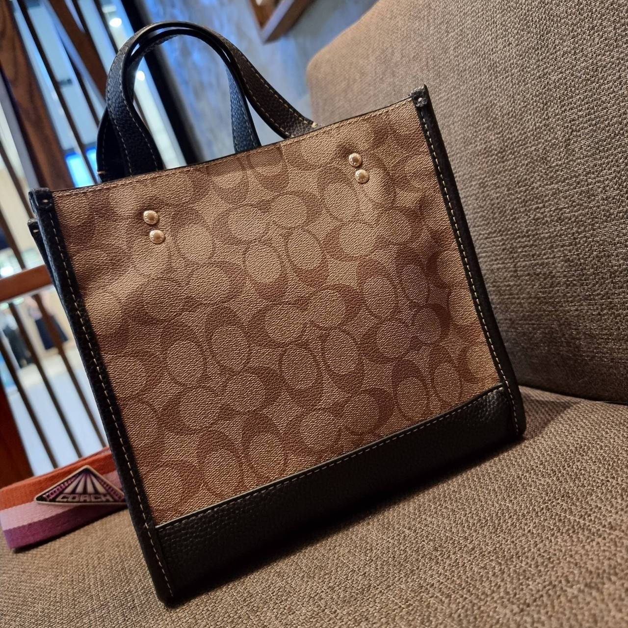 COACH C6918 DEMPSEY TOTE 22 IN SIGNATURE CANVAS WITH DISCO PATCHES คอลเลคชั่นคลาสสิค ที่มาพร้อมดีเทลใหม่ กระเป๋าทรงโท้ท ขนาดน่ารักน่าใช้มากๆ สาวๆถูกอกถูกใจกันนับไม่ถ้วน!! รอบนี้เพิ่มลูกเล่นที่สายสะพาย ดีไซน์กึ่งสปอร์ต ทำให้ใช้งานได้ไม่มีเบื่อ ฟังก์ชั่นการ