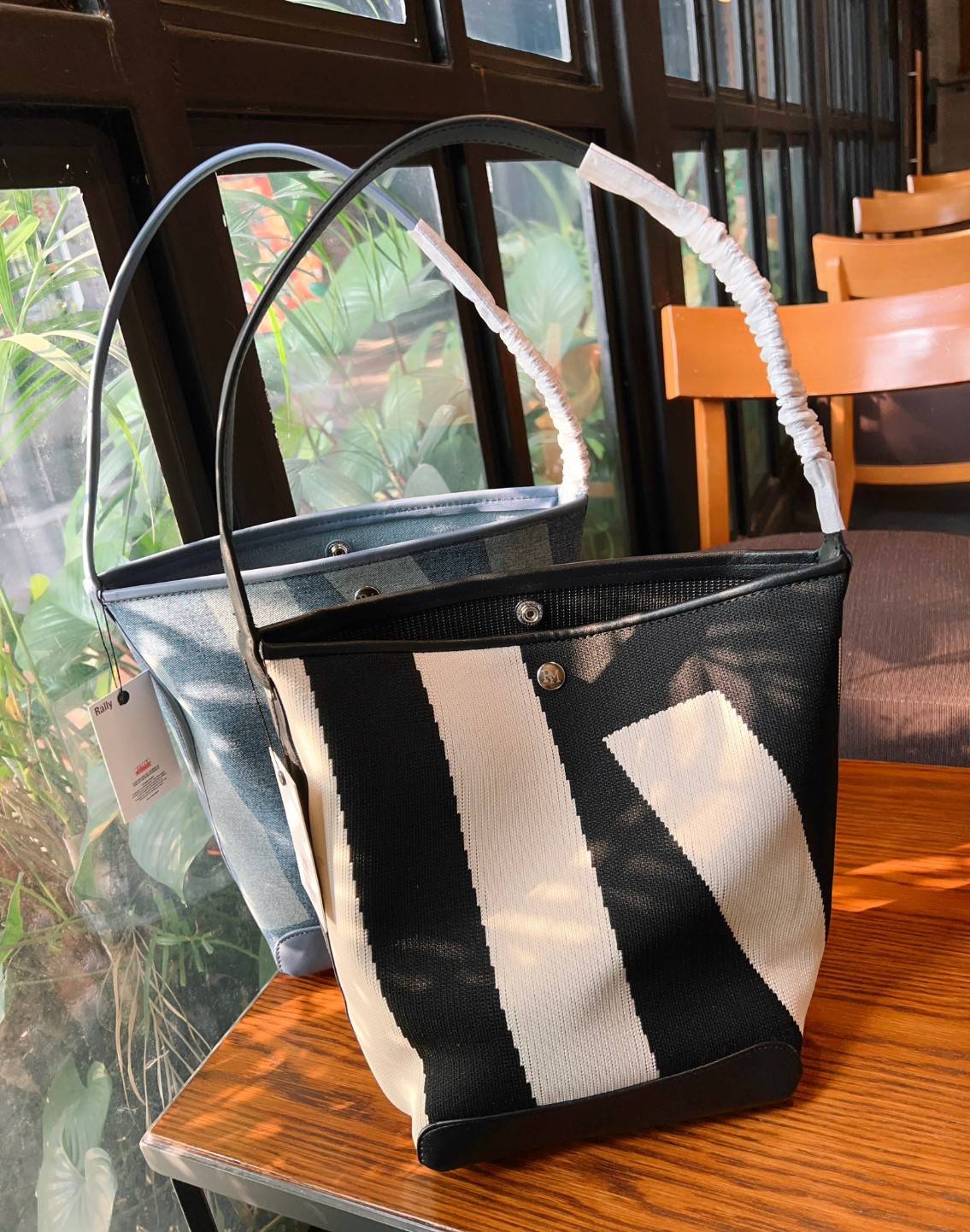 Rally movement the bag Knit Black เป็นไอเท็มที่ฮอตสุดๆแห่งปีจริงๆ กับกระเป๋าทรงบัคเก็ต น้ำหนักเบาๆ ฮอทติดลมบน จุของได้แบบหนำใจ ทอลายโลโก้ด้วยเทคนิค Sturdy Stretch Knit