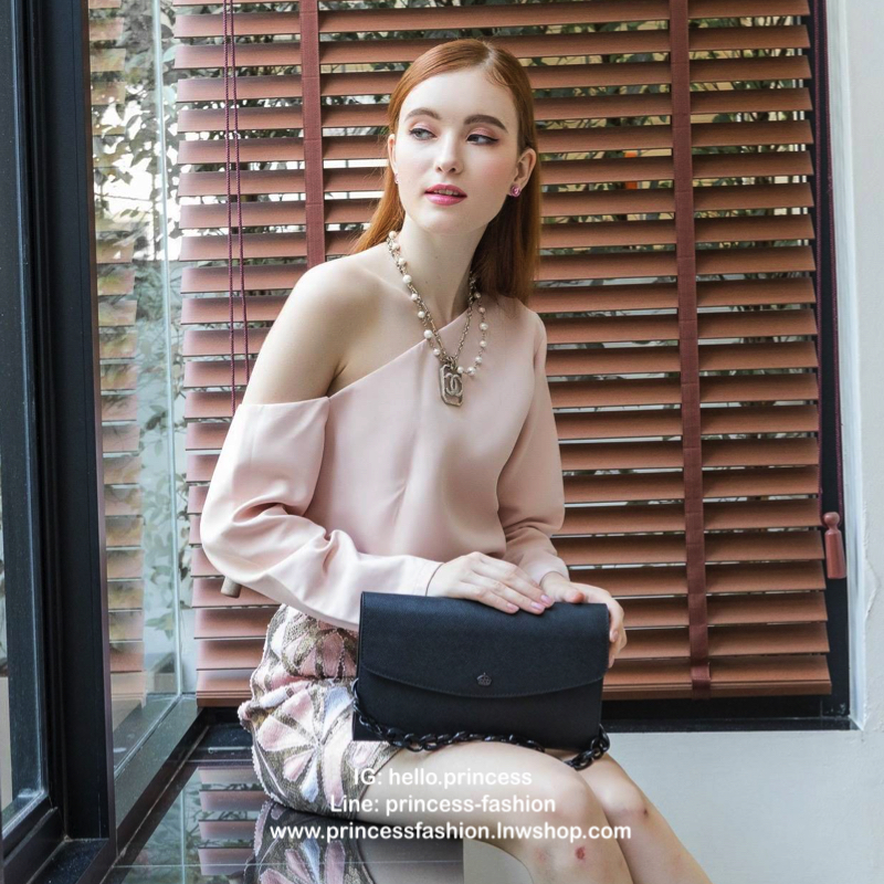 คลัชมาใหม่ สัปดาห์นี้ค่า ‘ Stair ‘ Clutch bag ✔️รอบนี้เข้าเพิ่มอีก 5 ลายเลยน๊า หลังจากปล่อยคอลเลคชั่นแรกออกไปแล้วได้รับความนิยมมากๆ รอบนี้จัดเฉดสีกลางๆ ให้แมทช์ง่ายกับชุดด้วยค่า **หนังวัวแท้ค่า