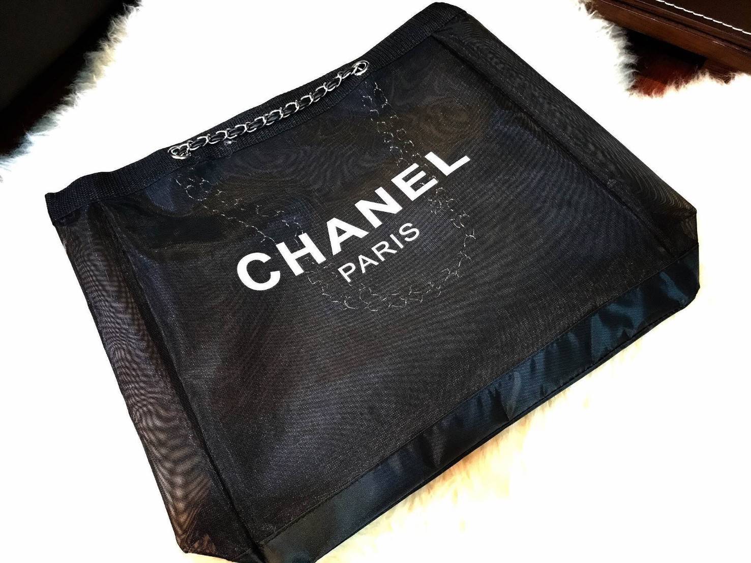 NEW! Chanel Shopping Bag With Chain กระเป๋าสะพายใบใหญ่ทรง Shopping Bag Limited Edition พรีเมี่ยมกิ้ฟของแท้นำเข้าจาก Chanel Perfume Counter ใบใหญ่วัสดุ Nylon โปร่งปั้มโลโก้แบรนด์สวยหรู เปิดปิดด้วยแถบแม่เหล็กซ่อนด้านใน บุฟองน้ำที่ฐานมาพร้อมสายสะพายโซ่ร้อยหน