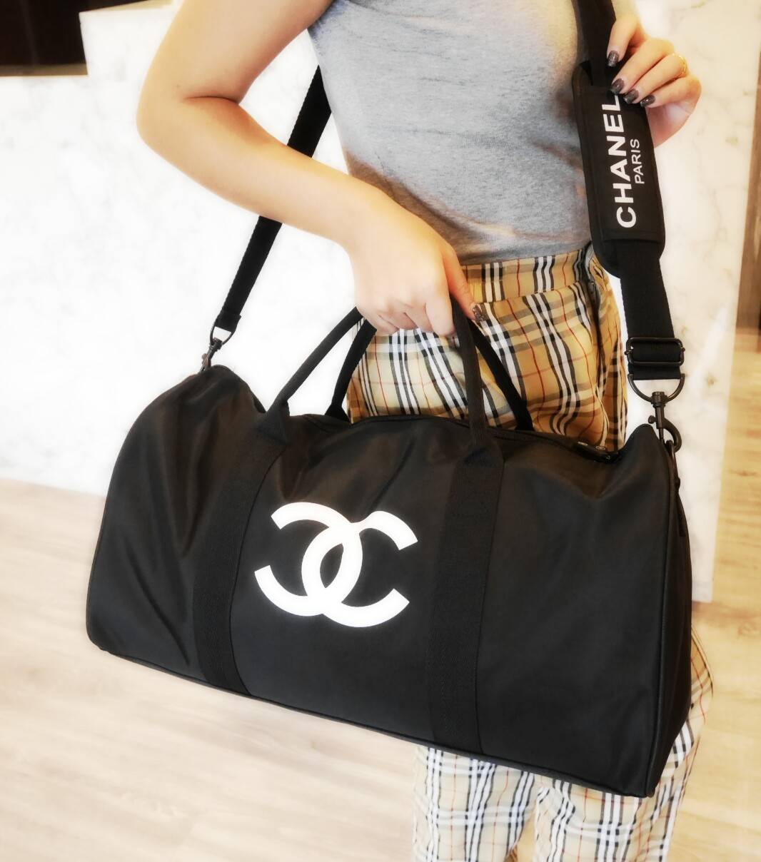 งานพรีเมี่ยมกิ้ฟ จากเคาเตอร์ต่างประเทศนะคะ 🎈 New item! ใช้ได้ทั้งหญิงชาย มาละค้ากับ travel & fitness bag จากงานพรีเมี่ยมกิ้ฟแบรนด์หรูอย่าง Chanel ของแท้100% ตัวกระเป๋าเป็นผ้า Oxford หนาอย่างดี สกรีนโลโก้แบรนด์ตัดสีขาว เปิดปิดด้วยซิปแบรนด์ อะไหล่คุ