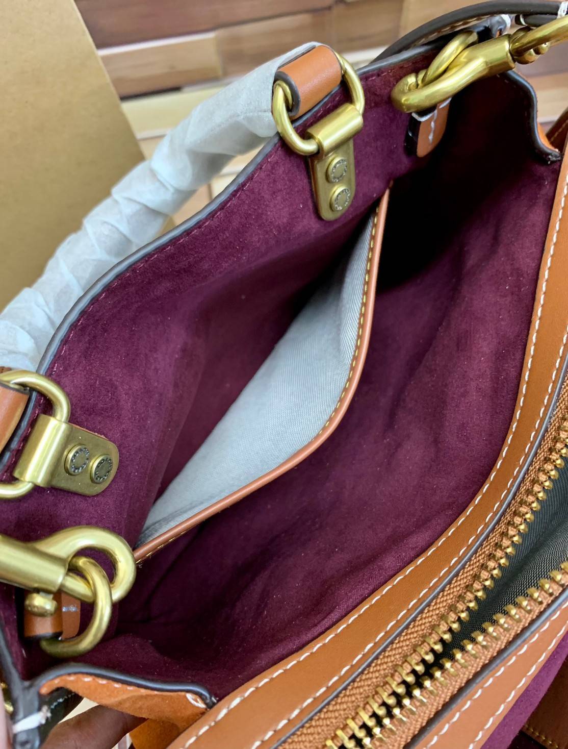 สวยตามซุปตาร์ตัวแม่กันเลยจร้า! COACH ROGUE 25 IN COLORBLOCK((C5575)) 📣พร้อมส่งที่ไทย บอกเลยหลงรักในคุณภาพของหนังแน่นอน! สวยไปกับงานคุณภาพ กระเป๋าหิ้ว//สะพายไหล่//สะพายข้างได้ ทำจากหนังชั้นดีที่สุด จะมีความนิ่มและพองตัวได้สวยงาม ตัดขอบหนังกลับด้านข