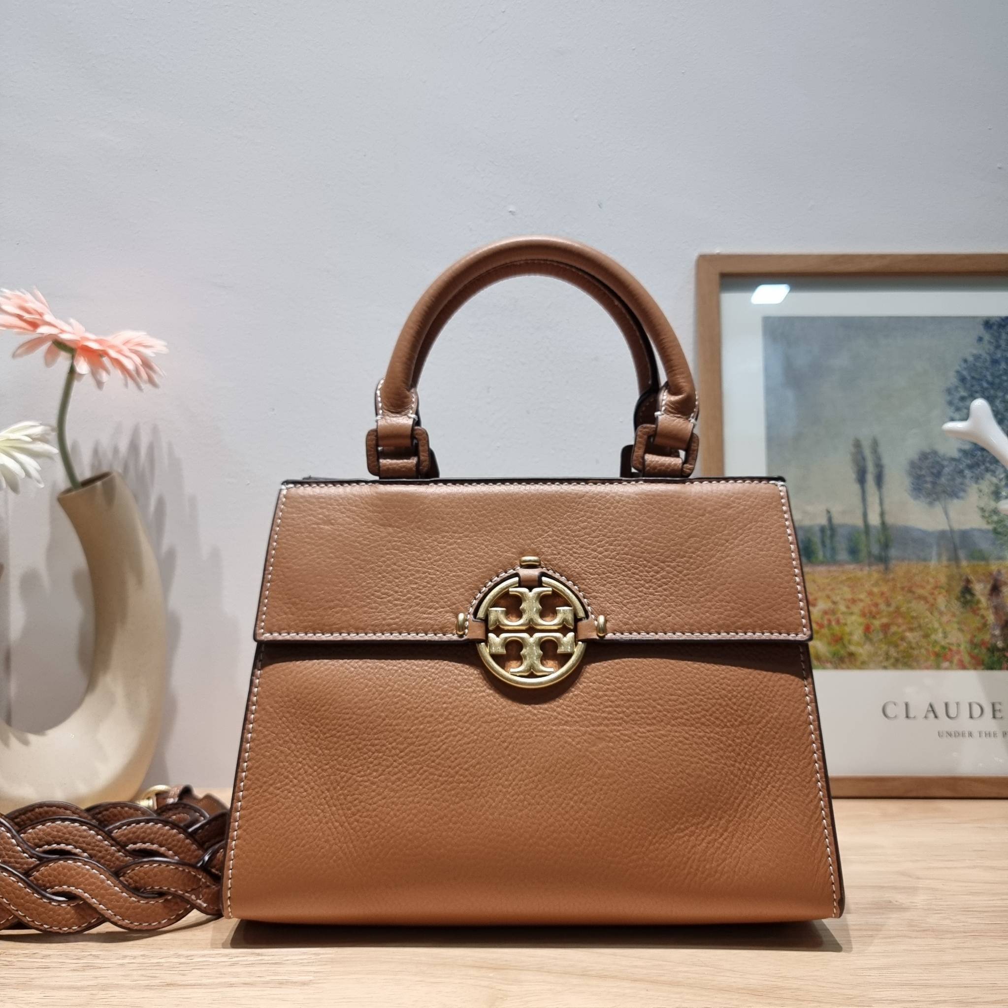 TORY BURCH MILLER TOP HANDLE SATCHEL ใหม่ล่าสุด กับกระเป๋าสะพายรุ่นยอดนิยม ที่มาในดีไซน์ top handle ให้สะดวกใช้ได้มากขึ้นด้วยหูจับในตัว โดดเด่นด้วยโลโก้สีทอง