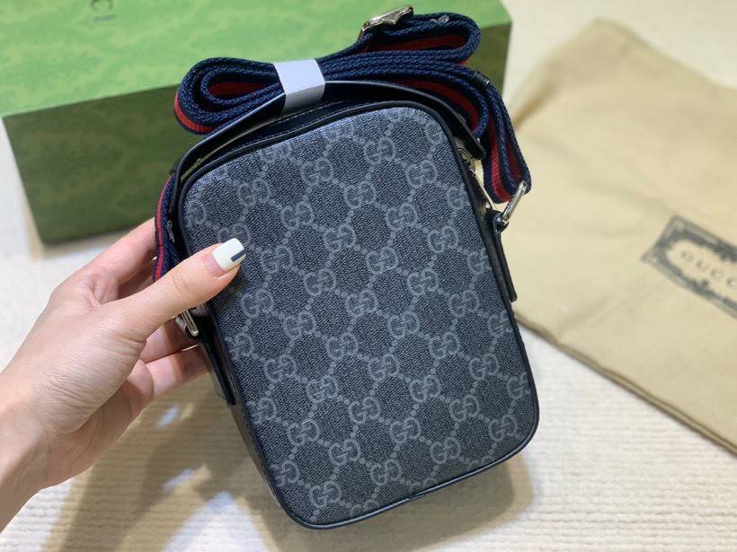 VIP GIFT 】หนังแท้ GUCCI GG Black messenger Crossbody ขนาดเล็ก ทรงแนวตั้ง มีช่องให้ใส่ของได้อยู่ 2 ช่อง เป็นซิบรูดเปิดปิดด้านบน และด้านหน้า โดดเด่นด้วยลวดลายกระเป๋าที่ ใช้ตัวโลโก้ของ GUCCI มาทำเป็นแพทเทิร์น ซึ่งกระเป๋าแต่ละใบอาจมีตำแหน่งที่แตกต่างกัน แปะตั
