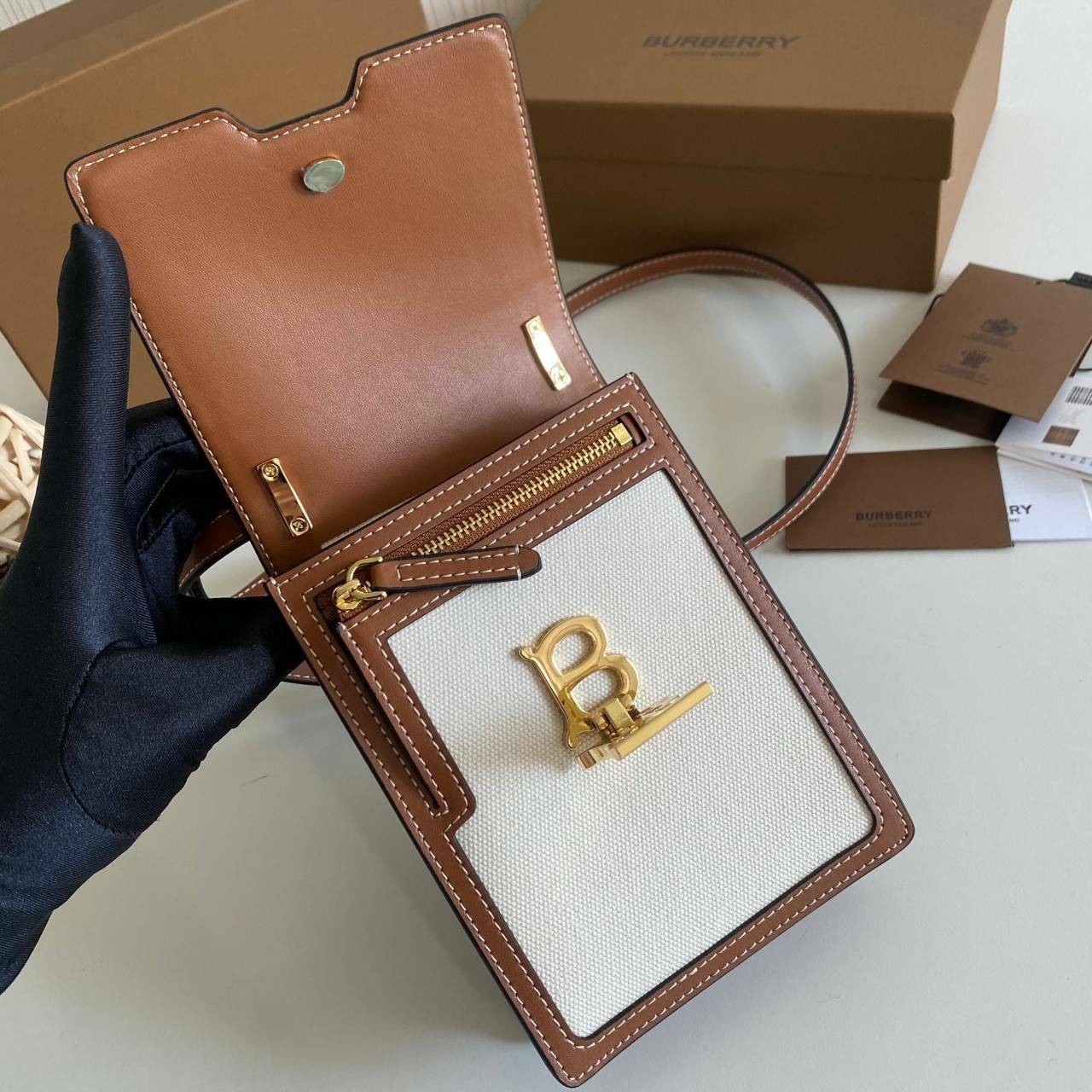 หนังแท้ BURBERRY FRAGRANCES CROSSBODY BAG / Burberry crossbody mini bag Original กระเป๋าสะพายขนาดมินิน่ารัก ใช้งานง่าย งานหนังแท้ & Canvas Cotton เกรดออริจินอล ทรงเหลี่ยมแนวตั้งดีไซน์สวยหรูอยู่ทรงมีโลโก้แบรนด์ด้านหน้า เปิดปิดด้วยฝาปิดสัญลักษณ์รูปตัวB ภายใ