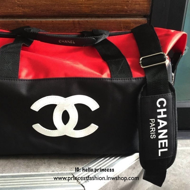 CHANEL VIP GIFT Large Travel Bag กระเป๋าเดินทาง Gift With Purchase รุ่น Limited พรีเมี่ยมกิ๊ฟของเเท้จาก Chanel Perfumes Counter วัสดุ NYLON เนื้อหนาสีทูโทนดำแดงสกรีนโลโก้ด้านหน้า เปิดปิดด้วยซิป หัวซิปแบรนด์ ใบใหญ่จุใจ พิเศษ! มีช่องใส่รองเท้าด้านข้างแยกเป็