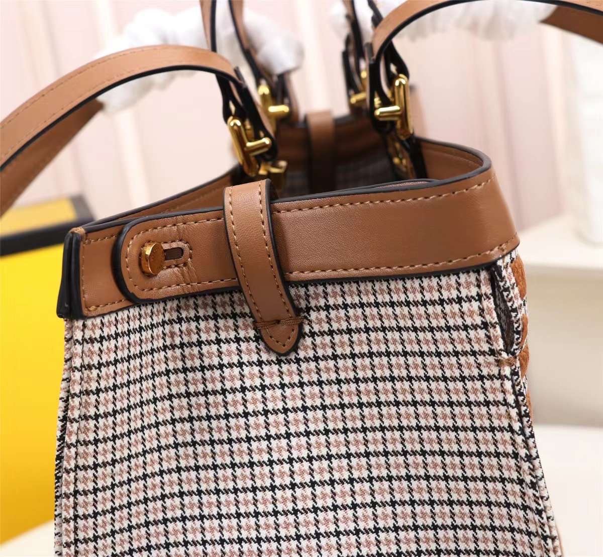 FENDI PEEKABOO X-TOTE BAG 40cm เกรดเทพออริจินอล FENDI MONOGRAM SHOPPING BAG สวยมงลงมากค่ะ กระเป๋าสะพายข้างได้ ถือได้ ใบใหญ่ลายโมโนแกรม FF สวยมากทรงนี้ใช้เป็น everyday bag ได้ จุใจใส่ของได้เยอะ ตัวกระเป๋าผลิตจากผ้าทออย่างดี อยู่ทรงสวย ภายในโล่ง สวยหรู ดูดี