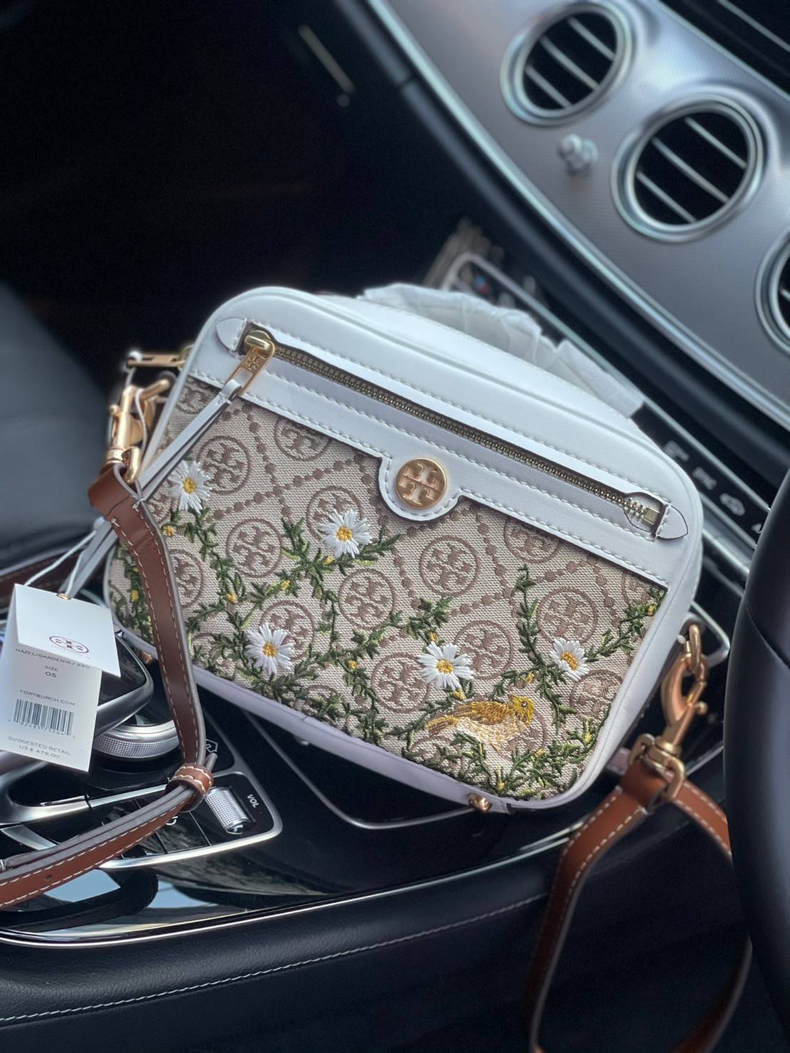 ของแท้ 💯% 】TORY BURCH T MONOGRAM JACQUARD CAMERA BAG การออกแบบที่เรียบง่าย แต่ยังคงความหรูหราเอาไว้ โดดเด่นด้วยลวดลาย T Monogram ซึ่งสามารถบ่งบอกความเป็นตัวตนของแบรนด์ได้อย่างชัดเจน