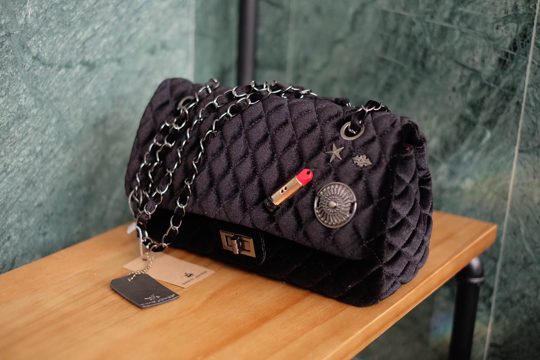 งานแท้ชนช้อป ทรงยอดฮิต ห้ามพลาดเลยน๊า กระเป๋าสะพายหนังกำมะหยี่ ทรงสวยจากแบรนด์ David Jones สวยหรูมาก ภายในสีแดง ภายนอกดำ อะไหล่ดำรมควัน ขนาดกำลังดีเลยใส่มือถือ กระเป๋าตังค์ยาวได้หมด น้ำหนักเบามากๆ ภายในมีช่องแบ่งเก็บของได้ 2 ด้าน ด้านหลังกระเป๋าใส่ของได้ 