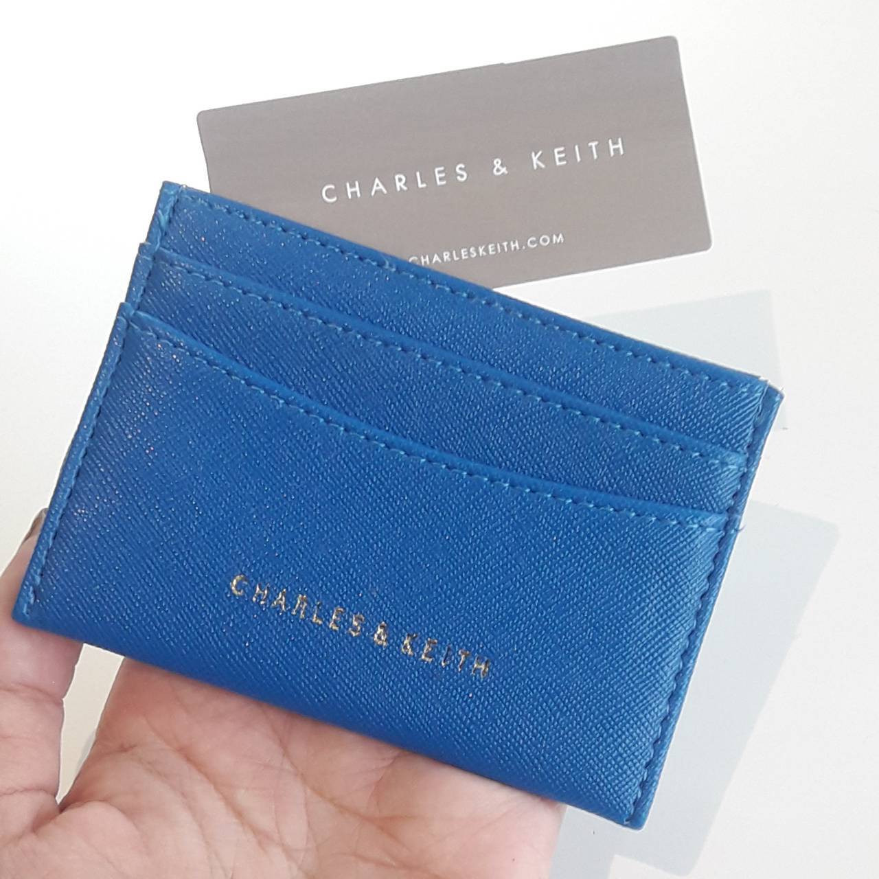 มาใหม่คะ! Charles&keith card holder ที่ใส่นามบัตรแบรนด์ดัง งานหนัง pu อย่างดี ปั้มชื่อแบรนด์สีทองด้านล่าง มีช่องใส่บัตรหน้าหลังและตรงกลางอีก1ช่อง พร้อมส่งที่ไทย ในราคาสบายกระเป๋าละค้า