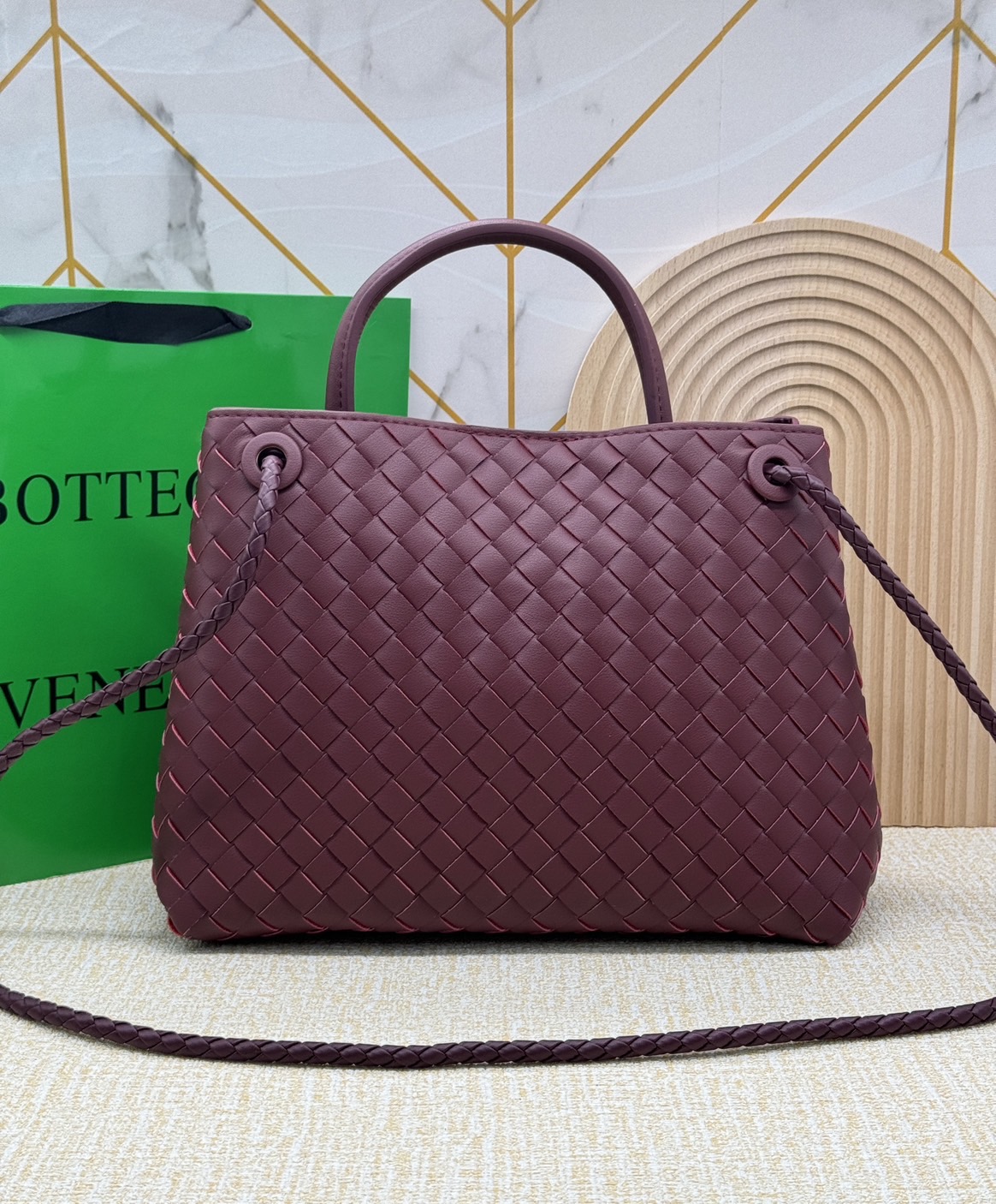 BOTTEGA Small Andiamo embellished intrecciato leather tote 28cm กระเป๋าสะพายดีไซส์สานเป็นเอกลักษณ์ หนัง nappa นิ่มสวยงาม