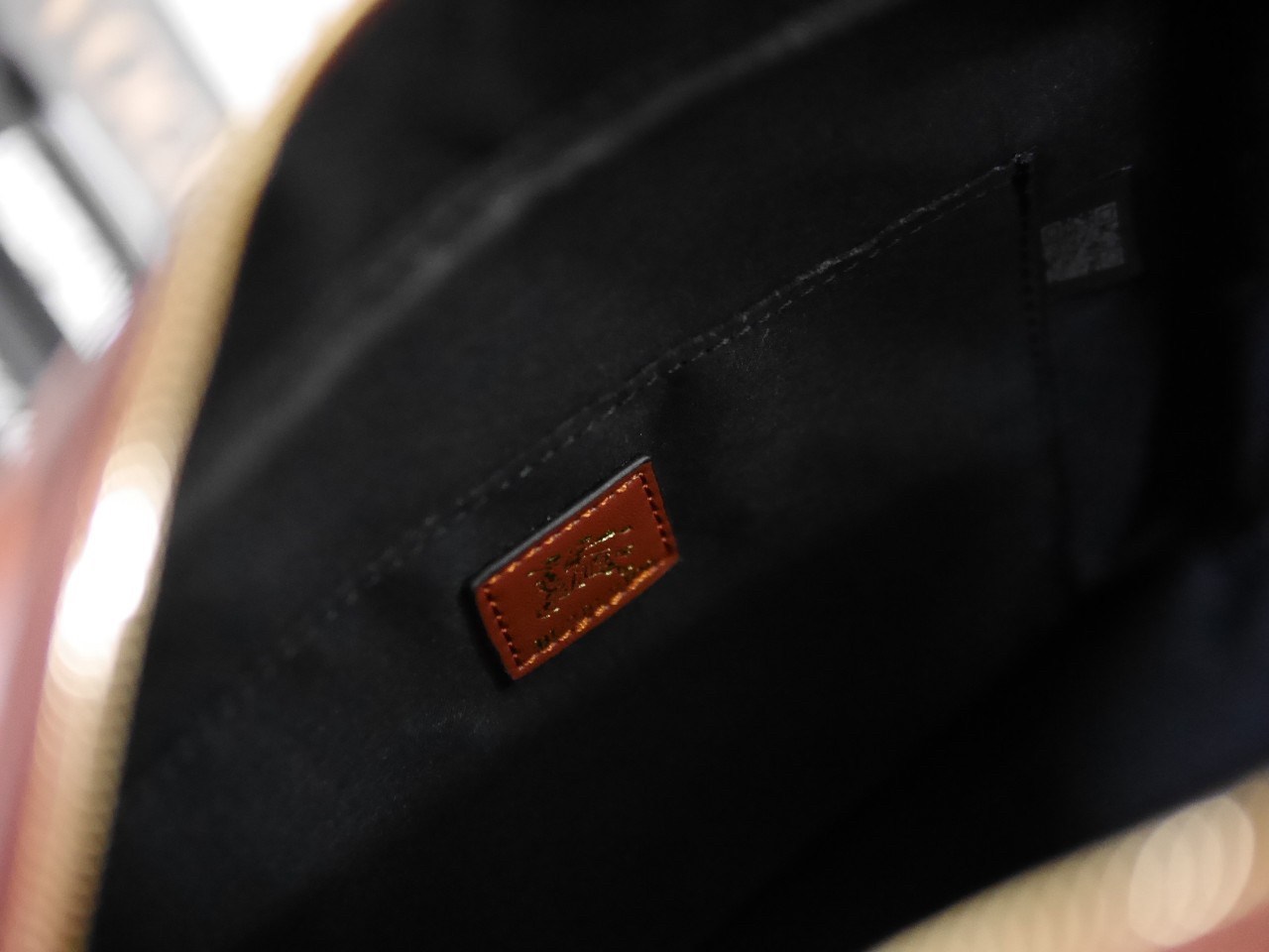 กระเป๋าทรงหมอน สวยสุดคลาสสิค BURBERRY BAG VIP GIFT WITH PURCHASE (GWP) พรีเมี่ยมกิ๊ฟ Limited Edition จากBURBERRY วัสดุผ้าแคนวาสสีขาวเรียบสวยมาก สกรีนโลโก้แบรนด์ด้านหน้า เปิดปิดด้วยซิปมีที่จับหนัง ด้านในใส่ของได้เยอะจุใจ ใส่ไอแพดมินิได้ค่ะ อะไหล่แบรนด์สีทอ