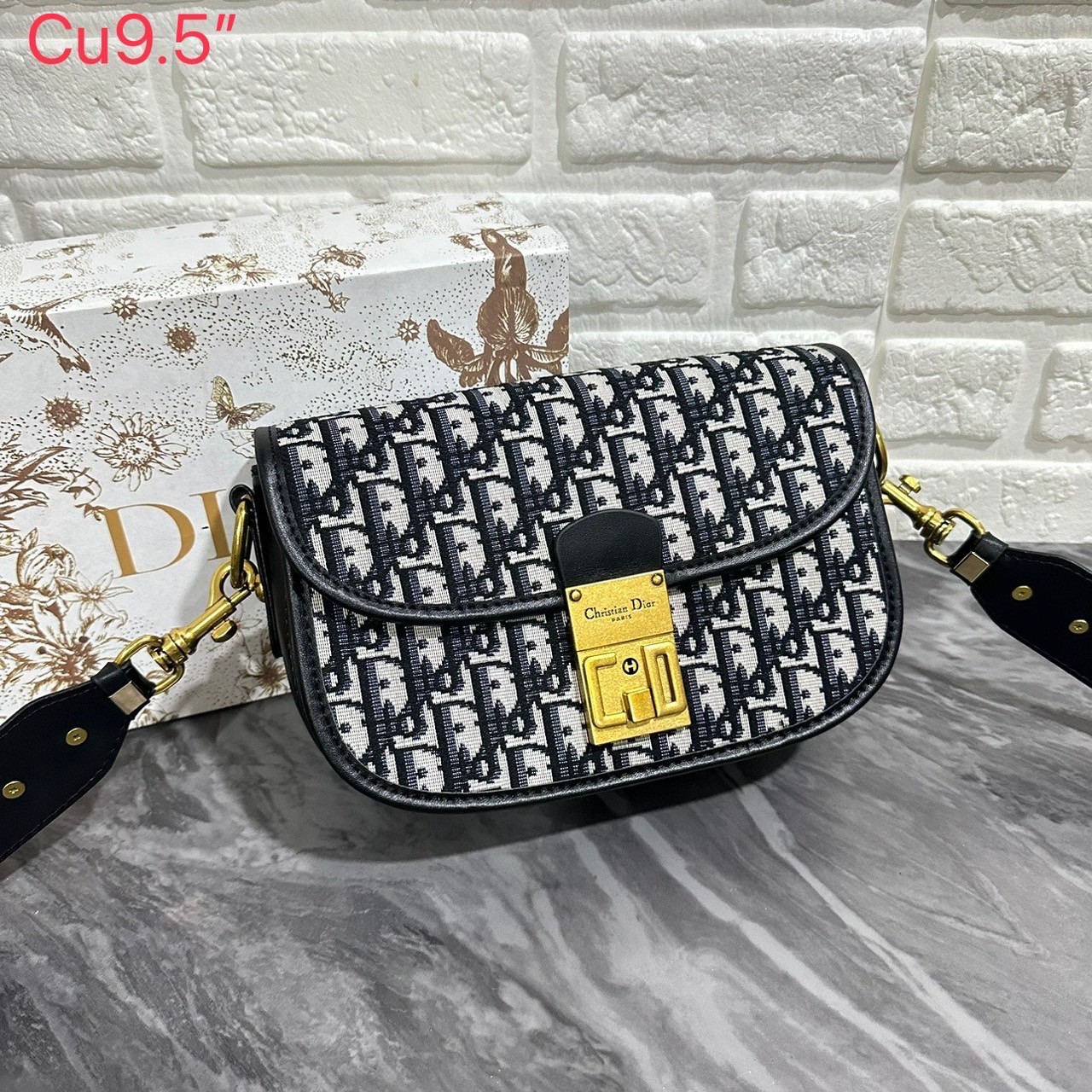 DIOR Oblique Dior Addict Flap Bag / Dioraddict Bag / DIOR BAG กระเป๋าสะพายดีไซน์คลาสสิค สวยผู้ดี โดดเด่นด้วยโลโก้และอะไหล่ตัวล็อคสีทอง