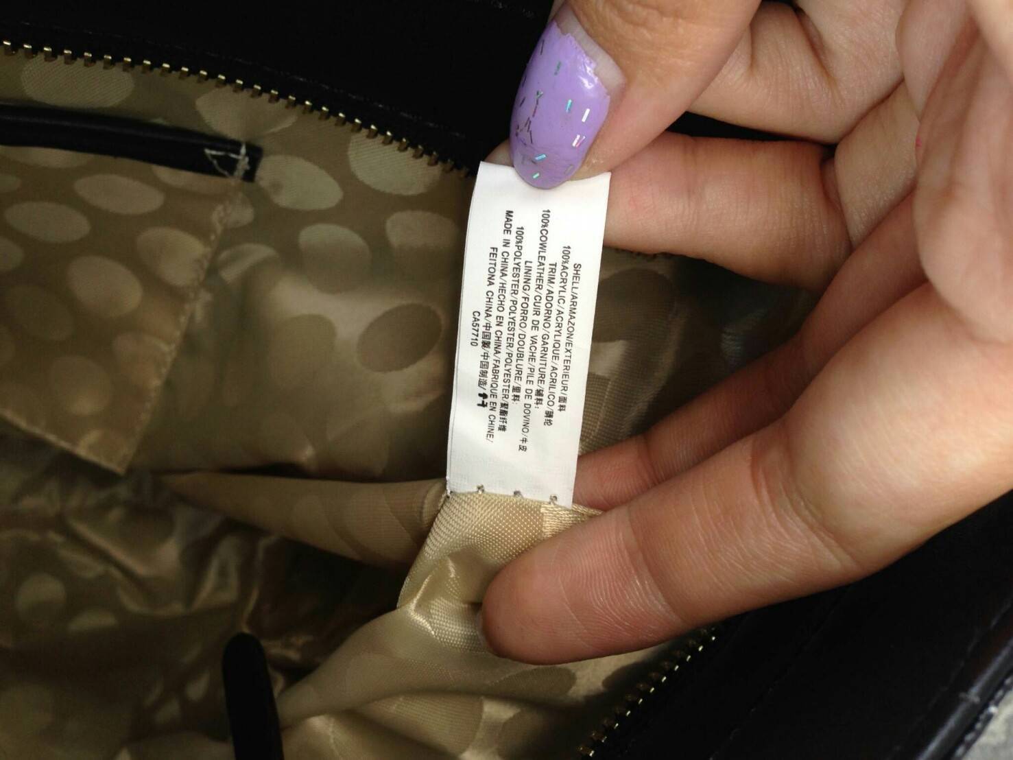 KATE SPADE HYDE LANE STRIPED RILEY LEATHER TOTE BAG กระเป๋าสะพายทรง Tote Bag หนังสวยอยู่ทรง โดดเด่นที่สีทูโทนลายทางห้อยโลโก้ TAGcที่หูกระเป๋า ด้านหน้าประดับโลโก้ มี1ช่องใส่ของ ภายในมีช่องซิป และช่องใส่มือถือ กว้างและจุ ใส่ ipad notebook เอกสาร A4 กระเป๋าส