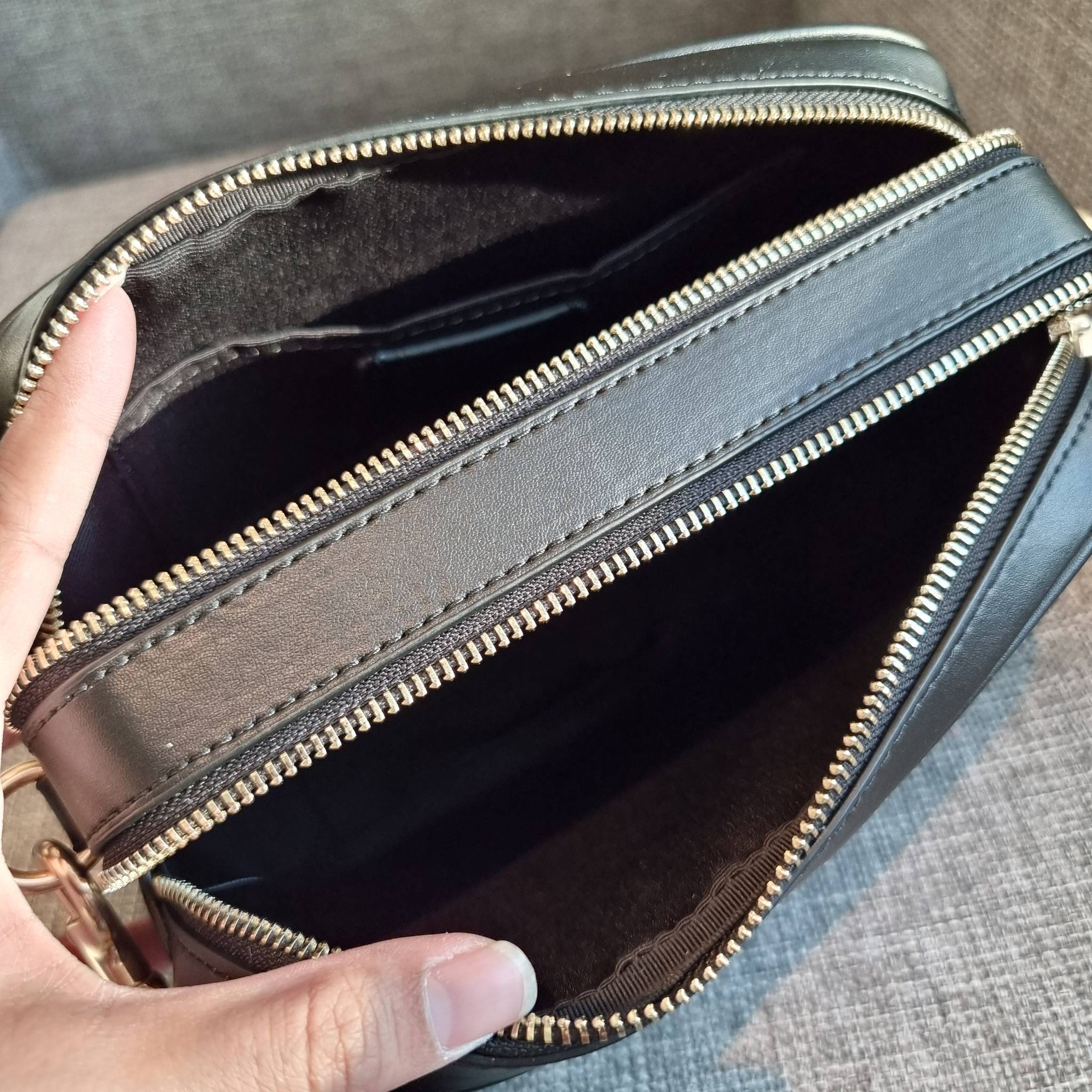 OUTLET 】COACH F68168 JES CROSSBODY IN SIGNATURE CANVAS รุ่นยอดฮิต!! กระเป๋าสะพายข้าง รุ่น 2 ซิป ใบใหญ่จุใจ สีคลาสสิคขายดี!! วัสดุหนังแคนวาสเคลือบลาย เปิด-ปิดด้วยซิป 2 ช่องหลัก ใช้งานง่าย ทรงสวยมากๆรุ่นนี้ มาพร้อมสายสะพาย crossbody ปรับได้ตามตัว ภายในใส่ขอ