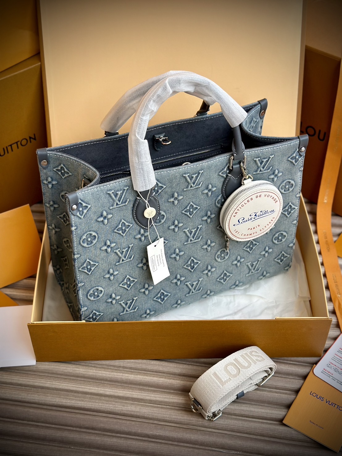LV Onthego Denim Vintage Tote Bag กระเป๋าทรงโท้ทเดนิมสไตล์วินเทจ รุ่นใหม่ปั้มลายโมโนแกรมบนเดนิมสุดไอคอนิก ที่ใครเห็นต้องเป็นคลั่งรัก ผู้ดี หรูหราได้ทุกลุค ทุกสไตล์