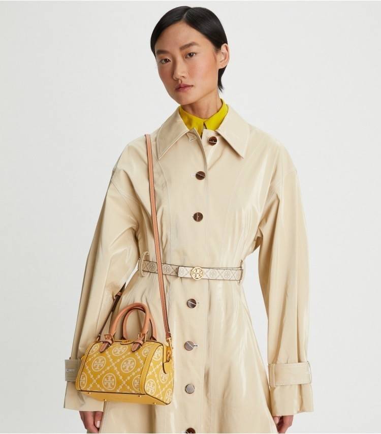 Tory Burch T-Monogram Mini Embossed Wine Bucket Bag / Tory Burch Mini Bucket กระเป๋าถือหรือสะพายไหล่ ทรงหมอนขนาดเล็ก ประดับด้วยลวดลายอันเป็นสัญลักษณ์ของแบรนด์ ถูกประดิษขึ้นด้วยความพิถีพิถันวัสดุหนังอย่างดี ด้านในบุด้วยหนังไมโครซูแอคเนื้อนุ่มทำความสะอาดง่า
