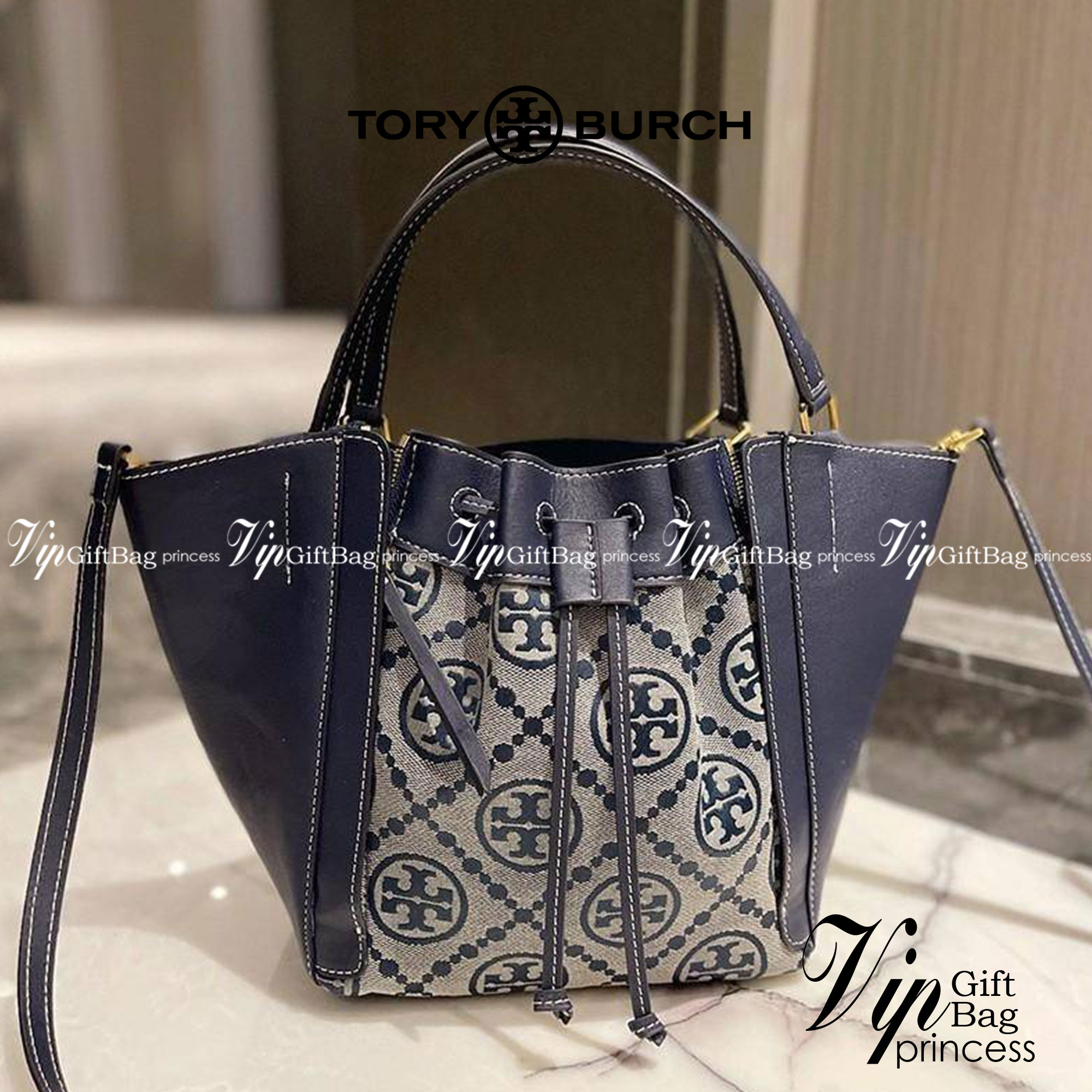 Tory T Monogram Mcgraw Dragonfly / Tory burch bucket กระเป๋าถือหรือสะพายไหล่ วัสดุหนัง Jacquard อะไหล่ทอง ทรงปีก เปิด-ปิด ด้วยกระดุมแม่เหล็ก ด้านในโลง มี 2ช่องเล็ก จุของได้เยอะ น้ำหนักเบา สายสะพาย crossbody ได้ ปรับระดับได้