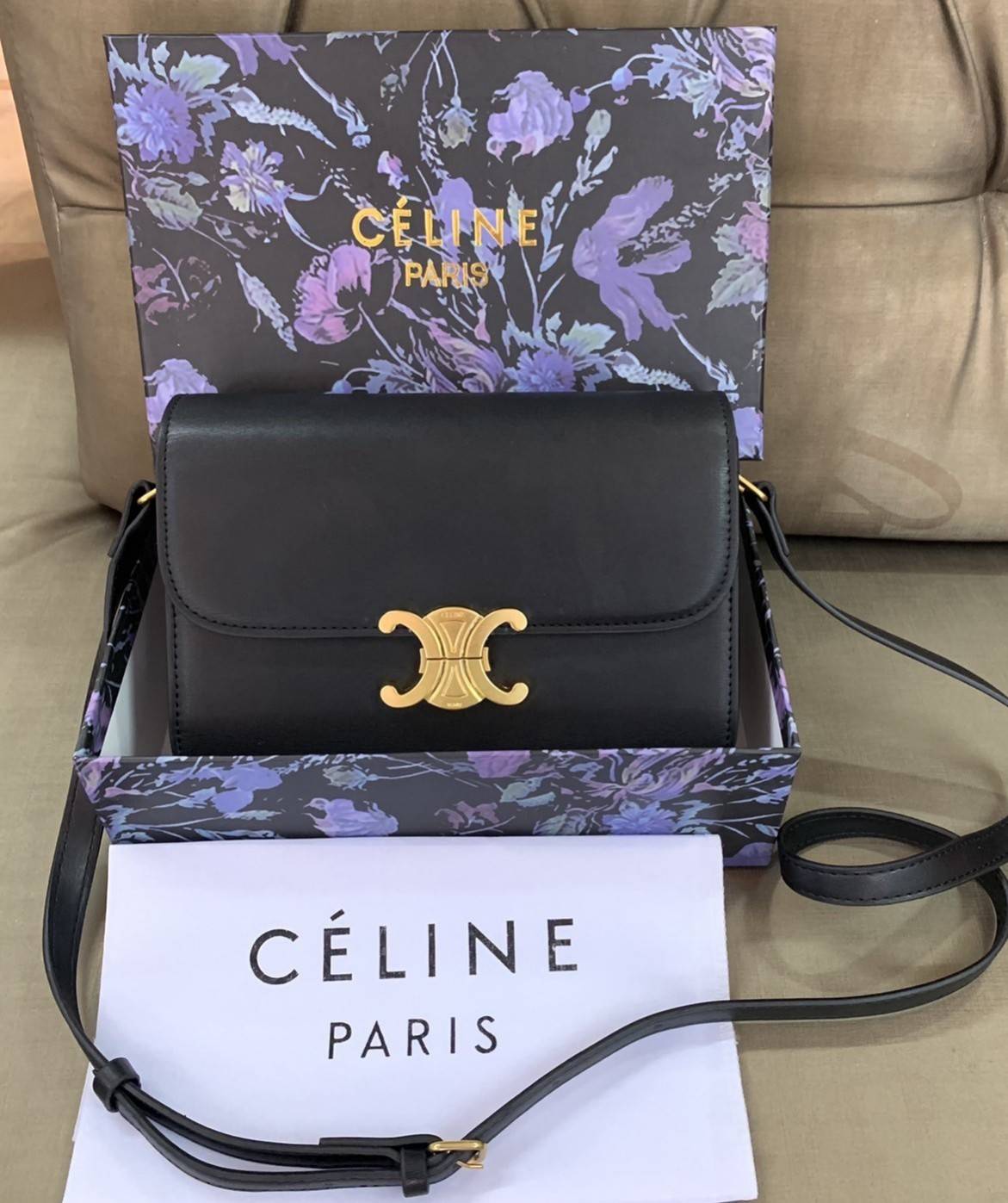 CELINE Medium Triomphe Bag In Shiny Calfskin Medium Triomphe Bag In Shiny Calfskin GIFT WITH PURCHASE (GWP) พรีเมี่ยมกิ๊ฟ Limited Edition จาก CELINE PERFUME DUTY FREE COUNTER วัสดุหนังแท้ (Calfskin) ซับในเป็นหนังแกะ (Lambskin) รูปทรงสี่เหลี่ยมผืนผ้า ขนาดก