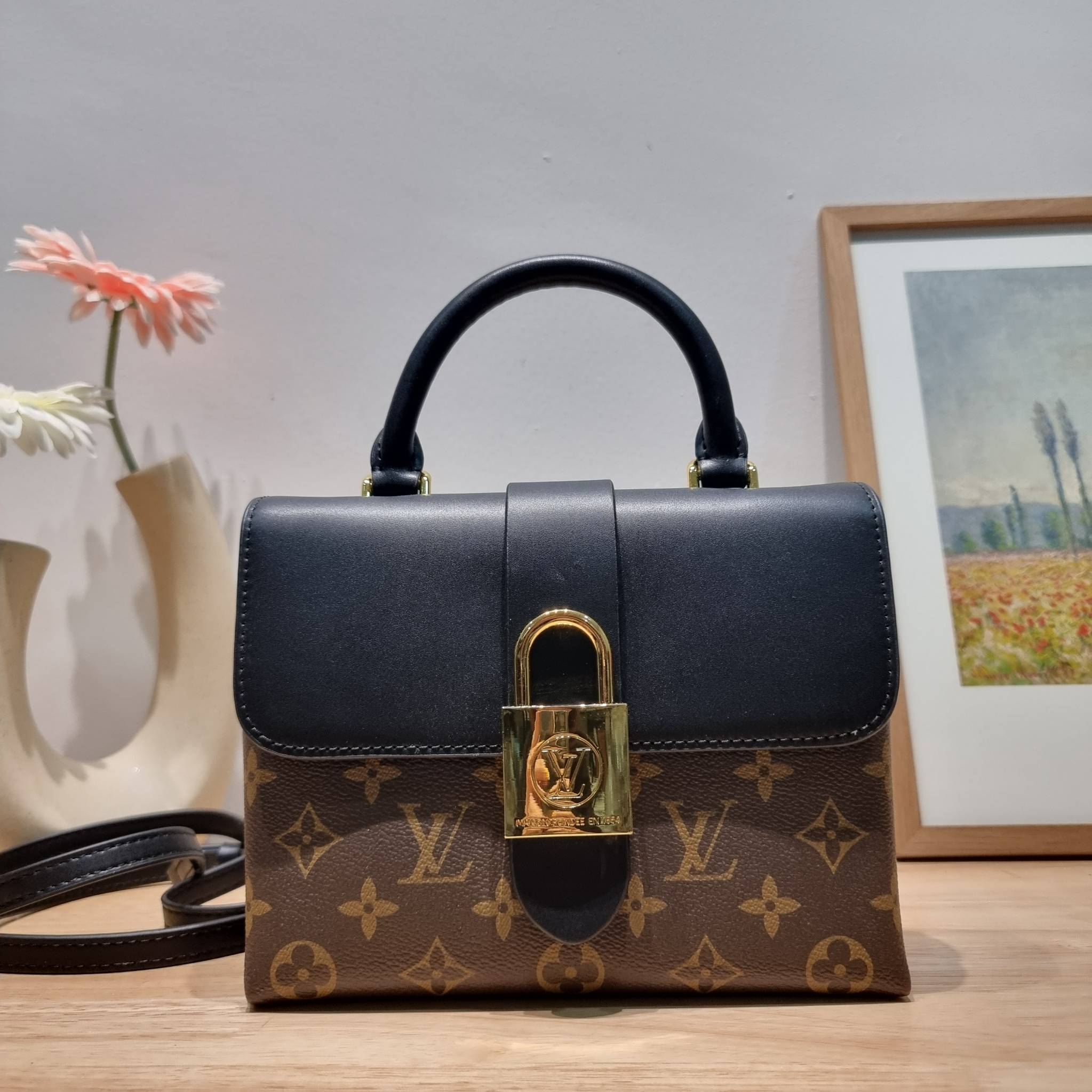 LV LOCKY BB MONOGRAM กระเป๋าสะพายข้าง ดีไซน์หรู ใหม่ล่าสุด สวยถึงบ้านได้ก่อนใคร มีใช้เลิศๆทันปีใหม่แน่นอน คุ้มที่สุด