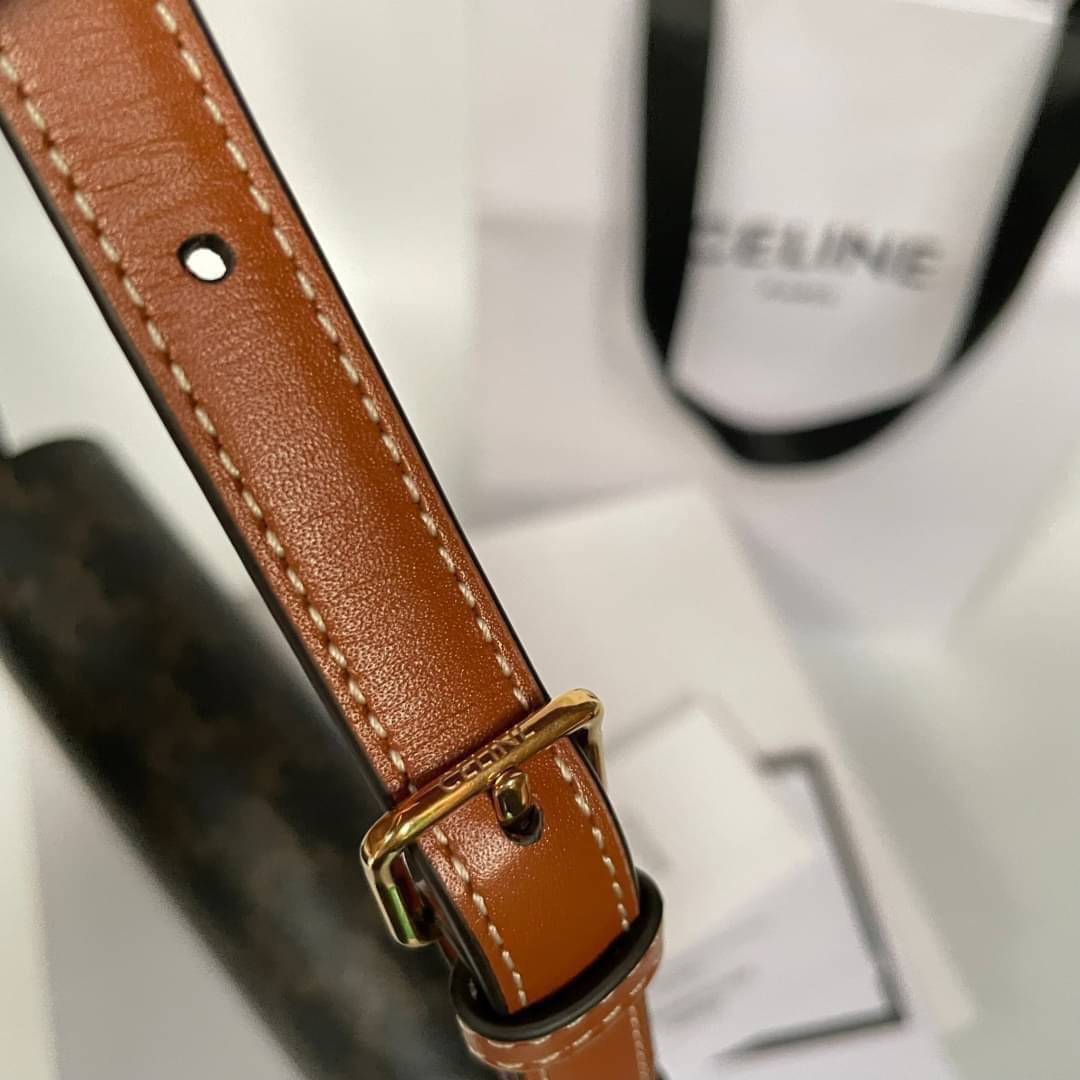 ORI CELINE Triomphe Shoulder Bag in Triomphe canvas and calfskin Tan เกรดออริจินอล หนังแท้ พร้อมส่งที่ไทย ภาพถ่ายจากงานขายจริง ใช้งานต่างประเทศได้