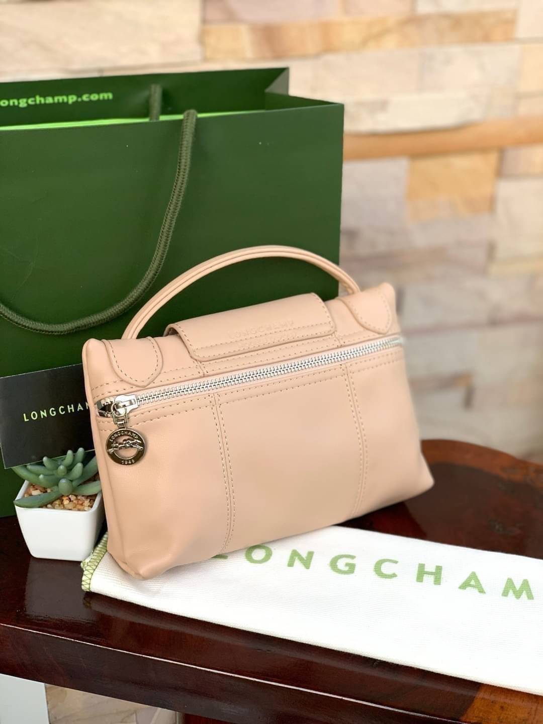 Longchamp Le Pliage Cuir Crossbody Bag อีกหนึ่งคอลเลคชั่น Le Pliage Cuir หนึ่งในตระกูลกระเป๋าสุดไอคอนิกจากแบรนด์ Longchamp และจัดการปรับดีไซน์ให้มีขนาดเล็กลงในทรงcrossbody กะทัดรัดสะพายแล้วคล่องตัว ด้วยดีไซน์ที่ดูเป็นเอกลักษณ์การใช้งานช่องหลักที่ซิปด้านหล
