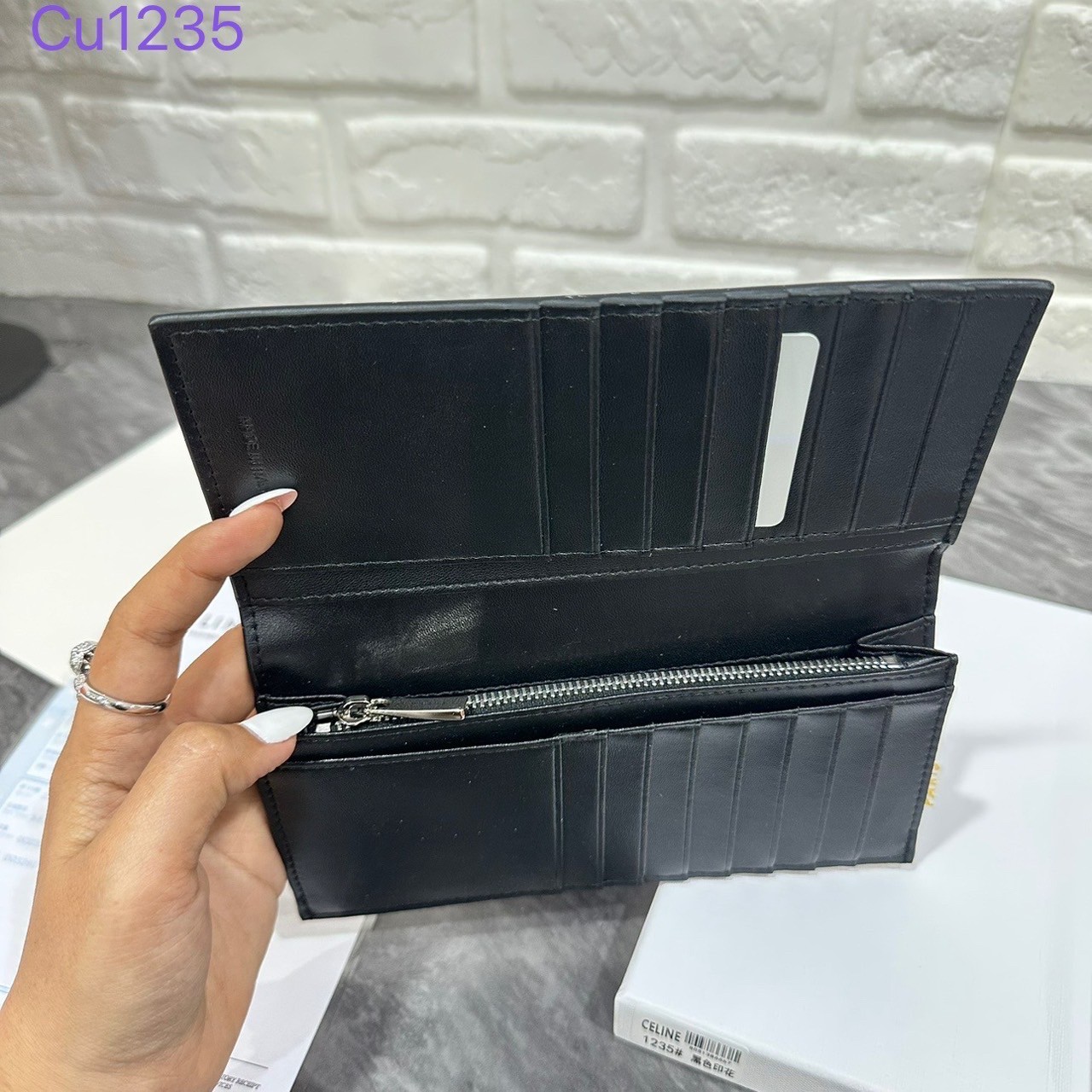 CELINE SHORT WALLET / CELINE LONG WALLET กระเป๋าสตางค์ซีลีน แบบสั้นและยาว พร้อมส่ง!! สวยหรู ภายในมีช่องแบ่งหลายช่อง มีช่องใส่บัตรหลายช่อง ไอเท็มแนะนำในราคาสุดคุ้ม นาทีนี้ห้ามพลาดค่ะ!