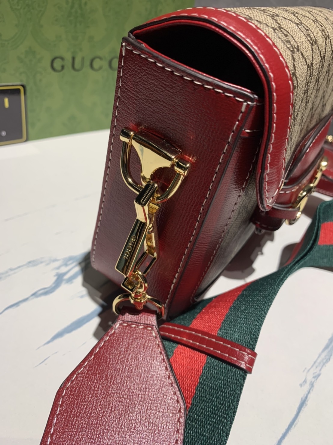 หนังแท้ GUCCI Horsebit 1955 mini bag GG Supreme canvas ที่สุดของรุ่นที่ฮอตหนักมาก คอลเลคชั่นที่ยอดขายดีตั้งแต่วันแรกที่ลง shop ด้วยรูปทรงที่กะทัดรัด ตอบโจทย์ได้ทุกลุค ทุกไลฟ์สไตล์ ใช้งานได้ง่ายคล่องตัว เรียกได้ว่าใครไม่มีได้ยังไง สวยขนาดนี้!!