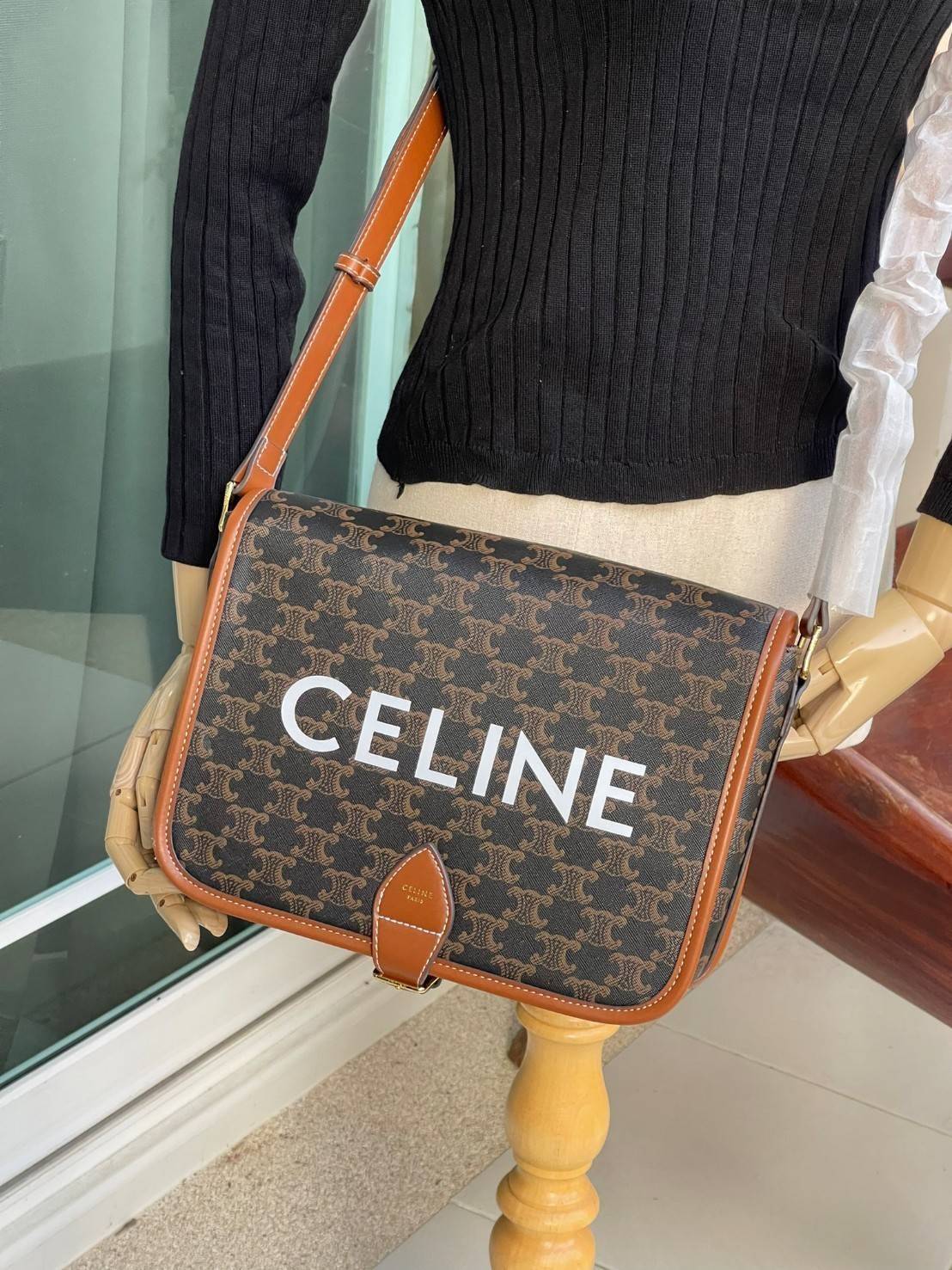 VIP 】Celine Messenger Folco Bag in Triomphe Canvas โดดเด่นไม่เหมือนกับลวดลายแคนวาสที่เป็นเอกลักษ์แบรนด์แบบไม่เหมือนใครให้ด้วยความเรียบหรูดูทางการ เพิ่มความภูมิฐานให้กับคุณอย่างลงตัวเลยทีเดียวสำหรับกระเป๋าทรงแนวนอน ซึ่งเป็นกระเป๋าที่ได้รับความนิยมอย่างมาก 