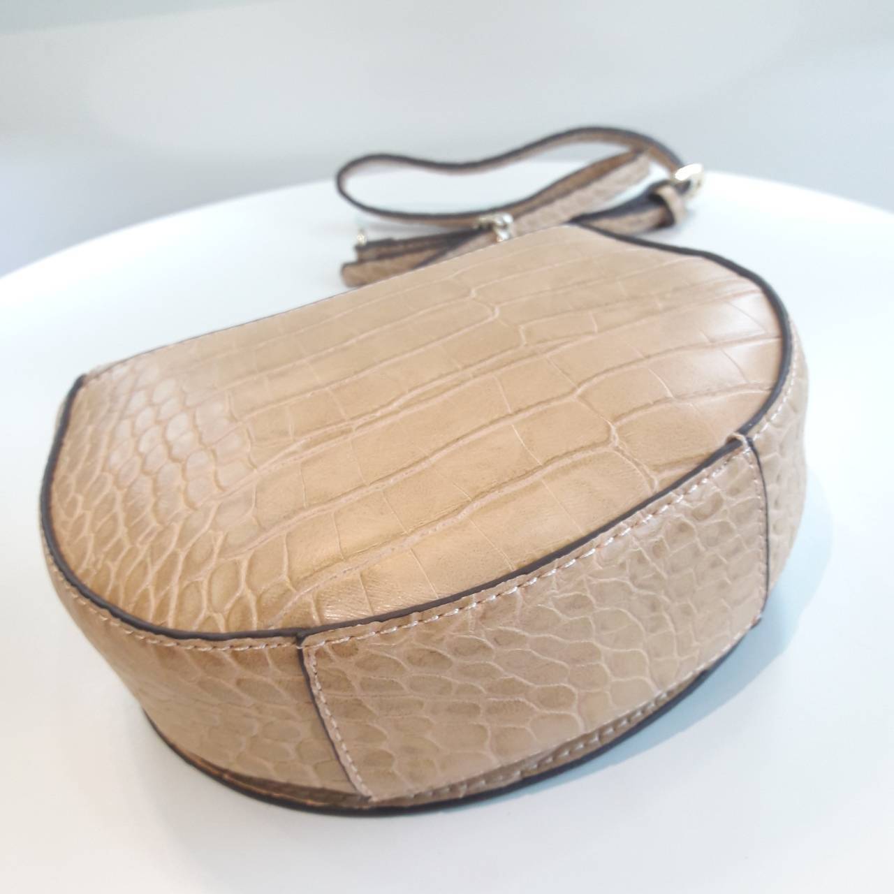 Guess croc crossbody bag กระเป๋าสะพานดีไซน์เก๋ ทรงน่ารัก ฝาพับโค้งดีไซน์สวย ด้านหนังปั๊มลาย croc ประดับ logo brand สีทอง เปิดปิดด้วยกระดุม มีช่องเล็กลับใส่บัตรได้ ช่องใหญ่บุผ้า ลายแบรนด์ มีช่องใส่ของแยก ใส่มือถือได้ทุกรุ่น มาพร้อม สายยาวโซ่ต่อหนัง ใบนี้เห