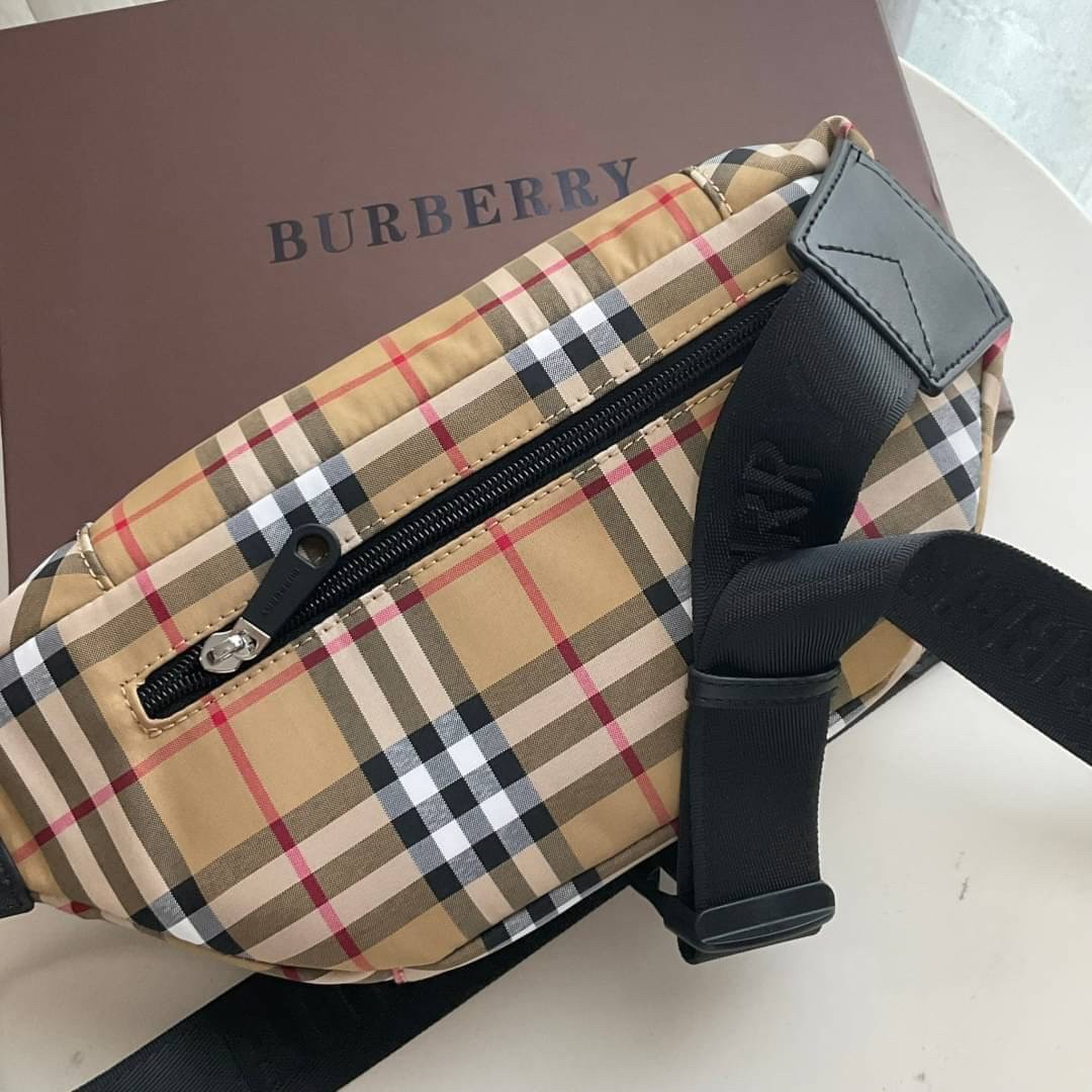 Burberry Vintage Check Sonny Belt Bag รุ่นใหม่ล่าสุด! BURBERRY FRAGRANCES BELT BAG วัสดุ100%POLYAMIDE (Nylon & Canvas)ทกระเป๋าคาดเอว คาดอกแบบ UNISEX ใช้ได้ทุกเพศ ลายวินเทจ